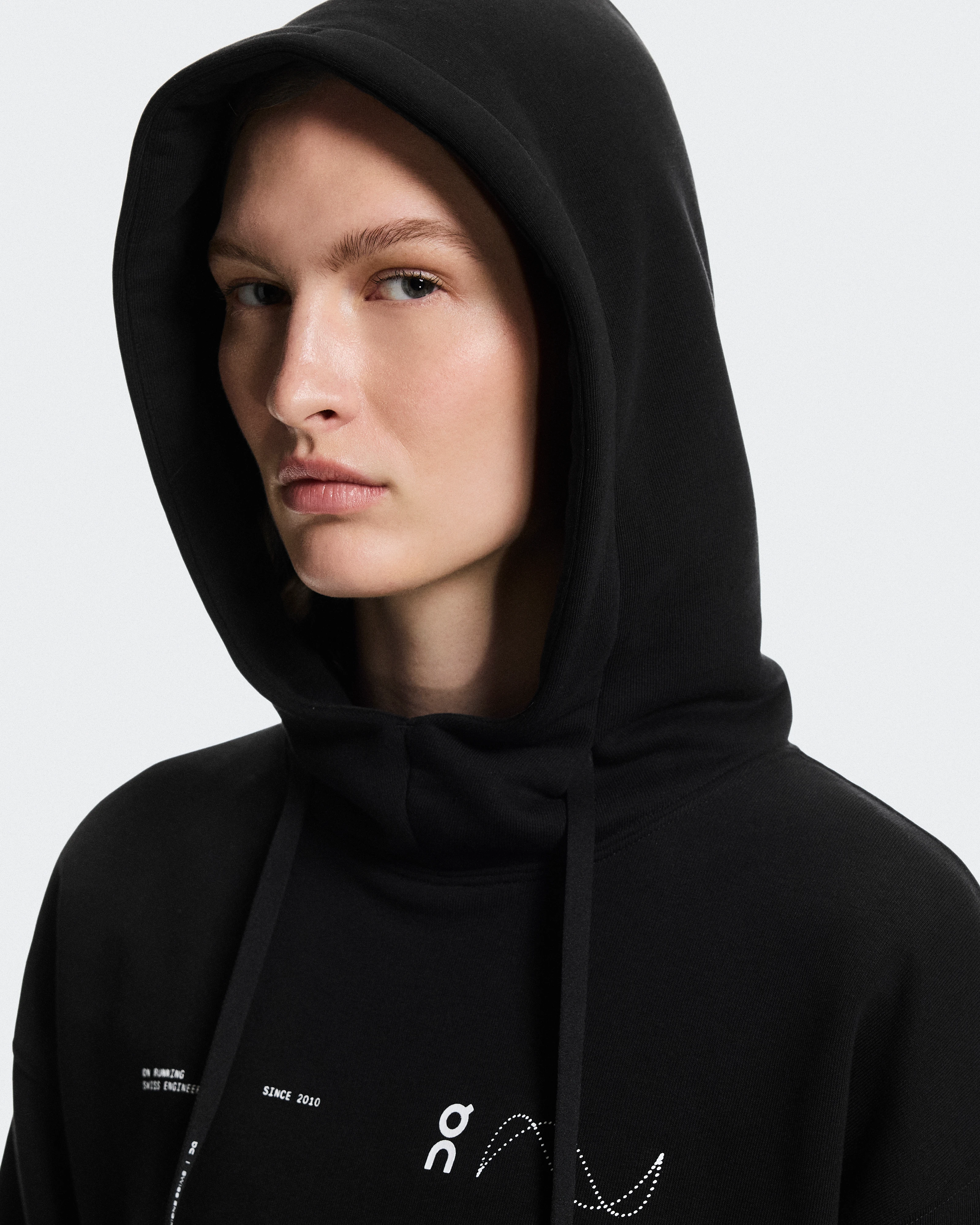 On Club Hoodie Avant Black Femme Sweats à capuche et sweats