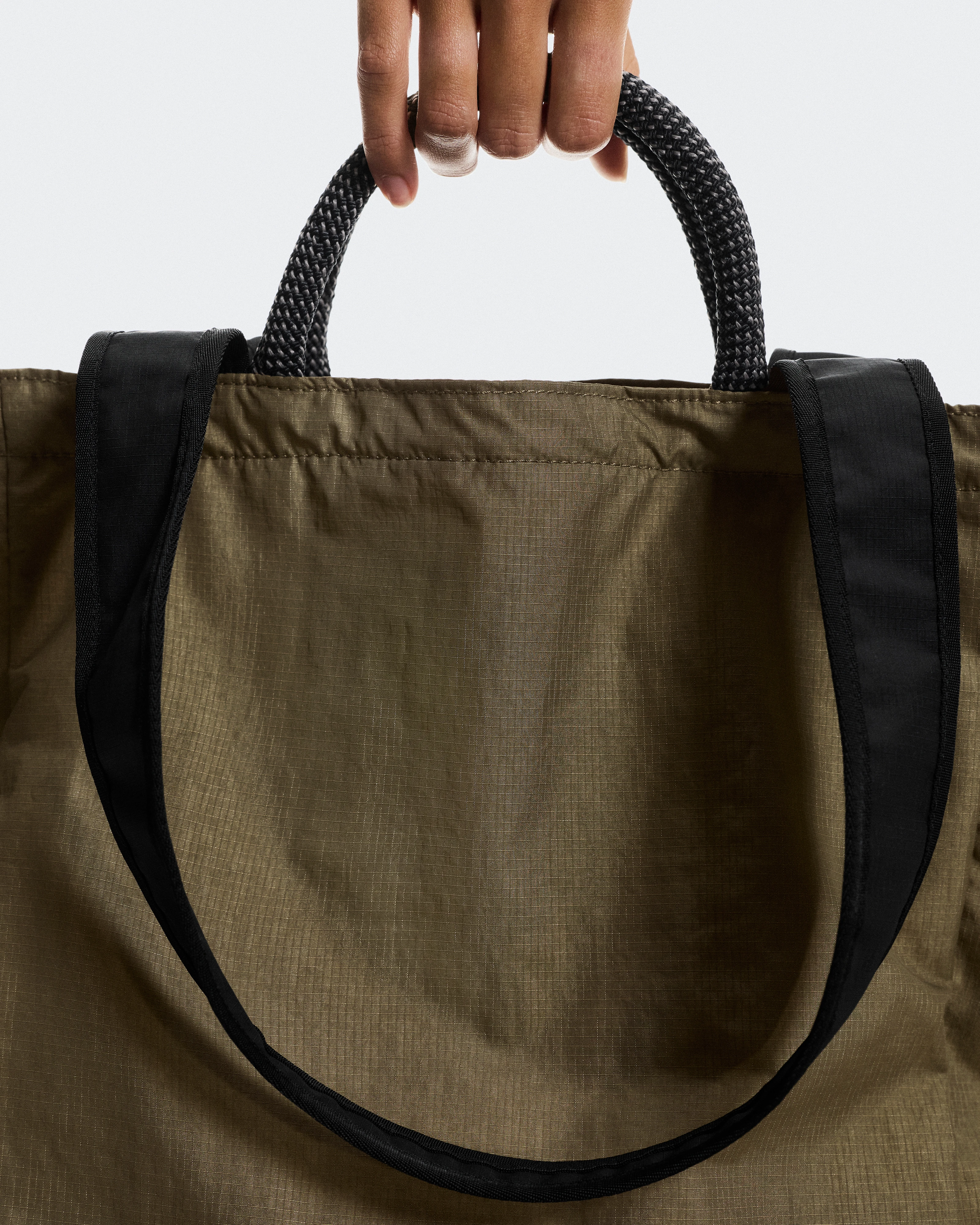 On Tote Pack 25L Olive & Black Unisexe Sacs