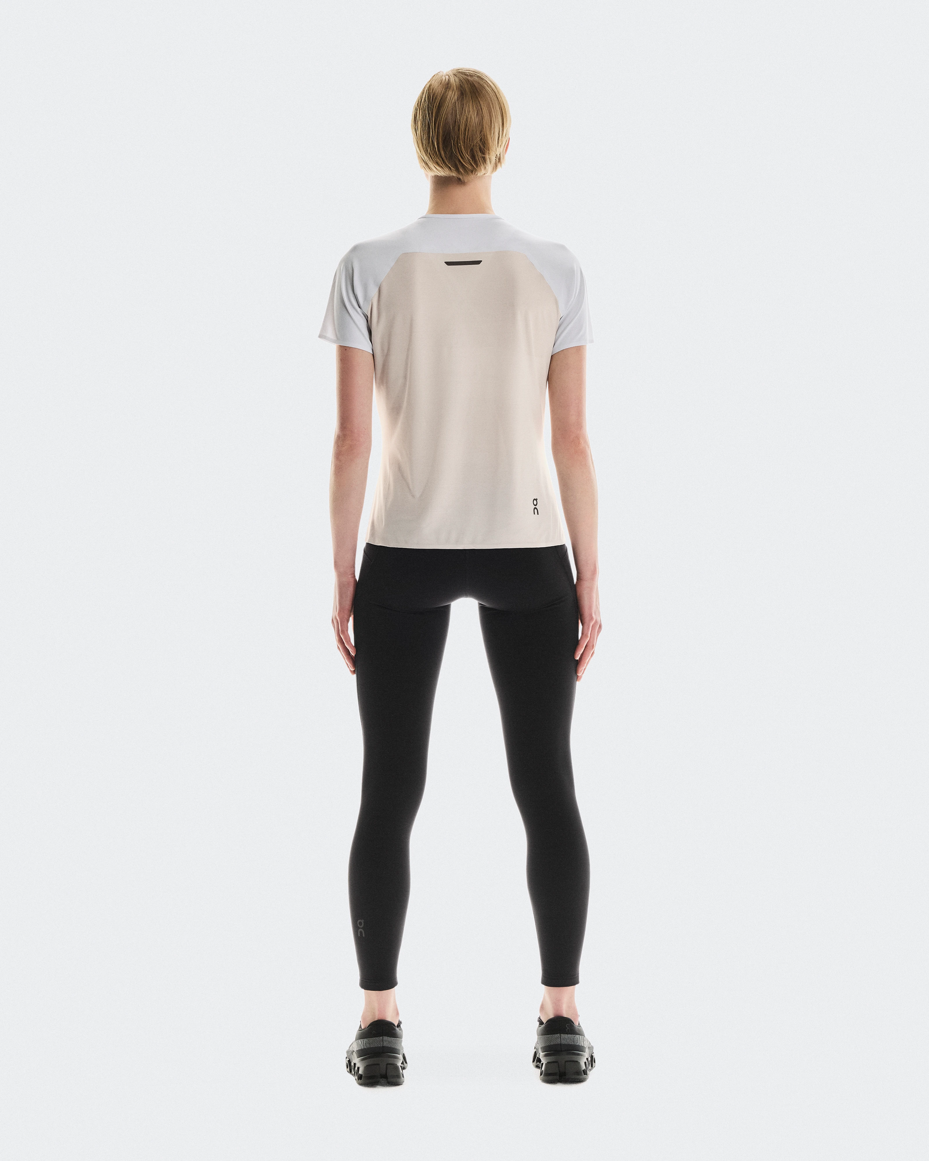 On Performance-T White & Silver Femme Hauts et t-shirts