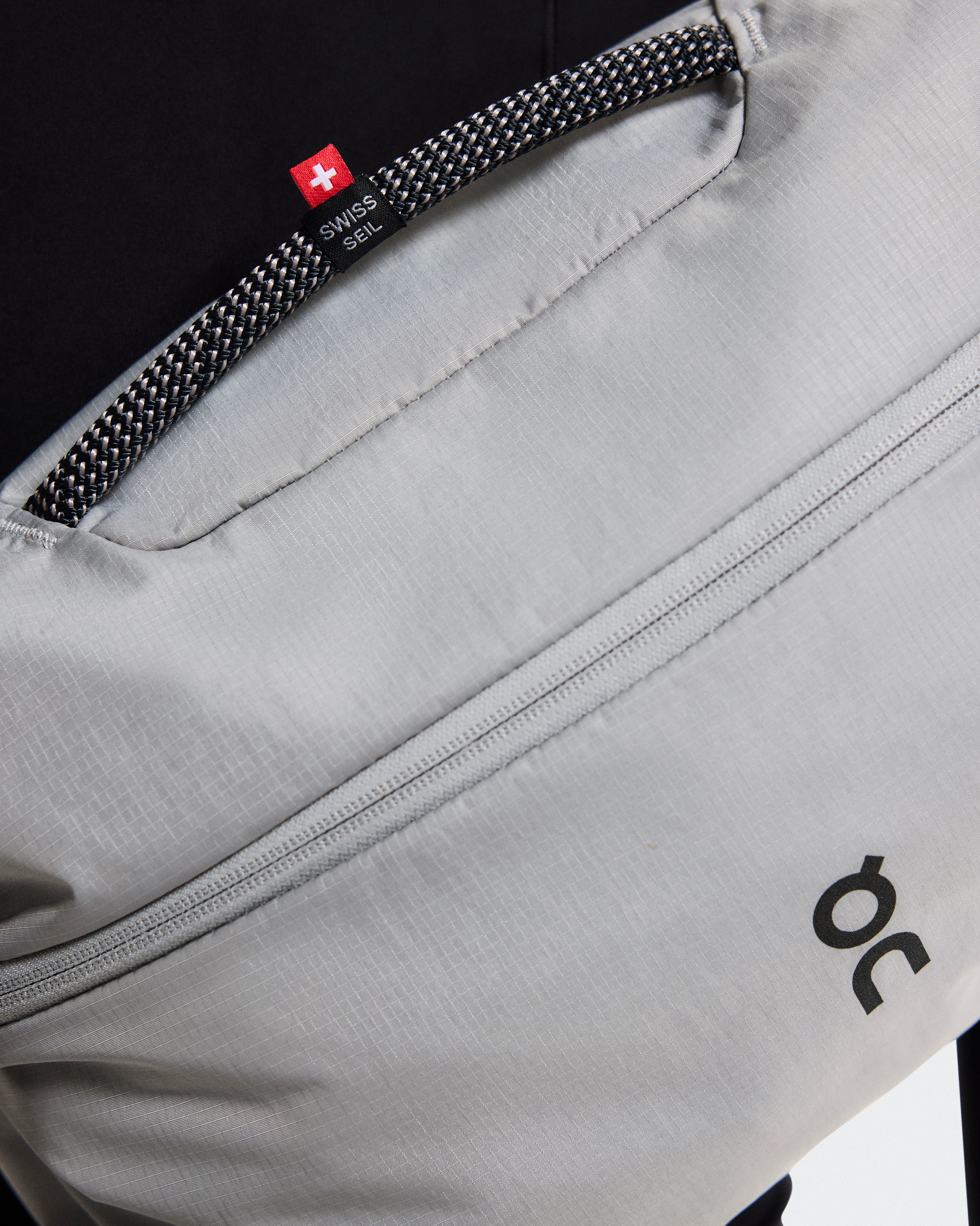 On Sling Pack 9L Glacier & Black Unisexe Sacs
