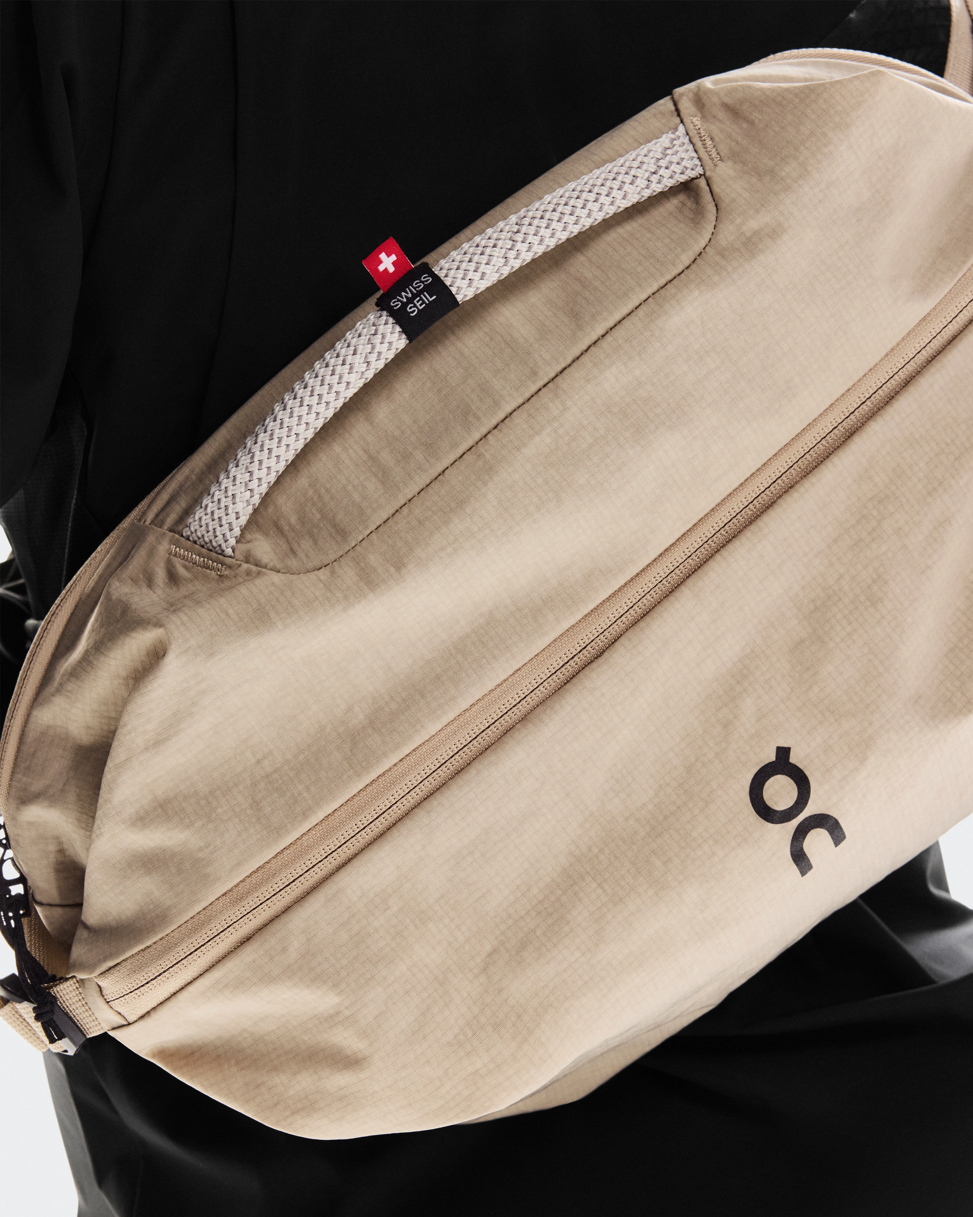 On Sling Pack 9L Sand & Black Unisexe Sacs