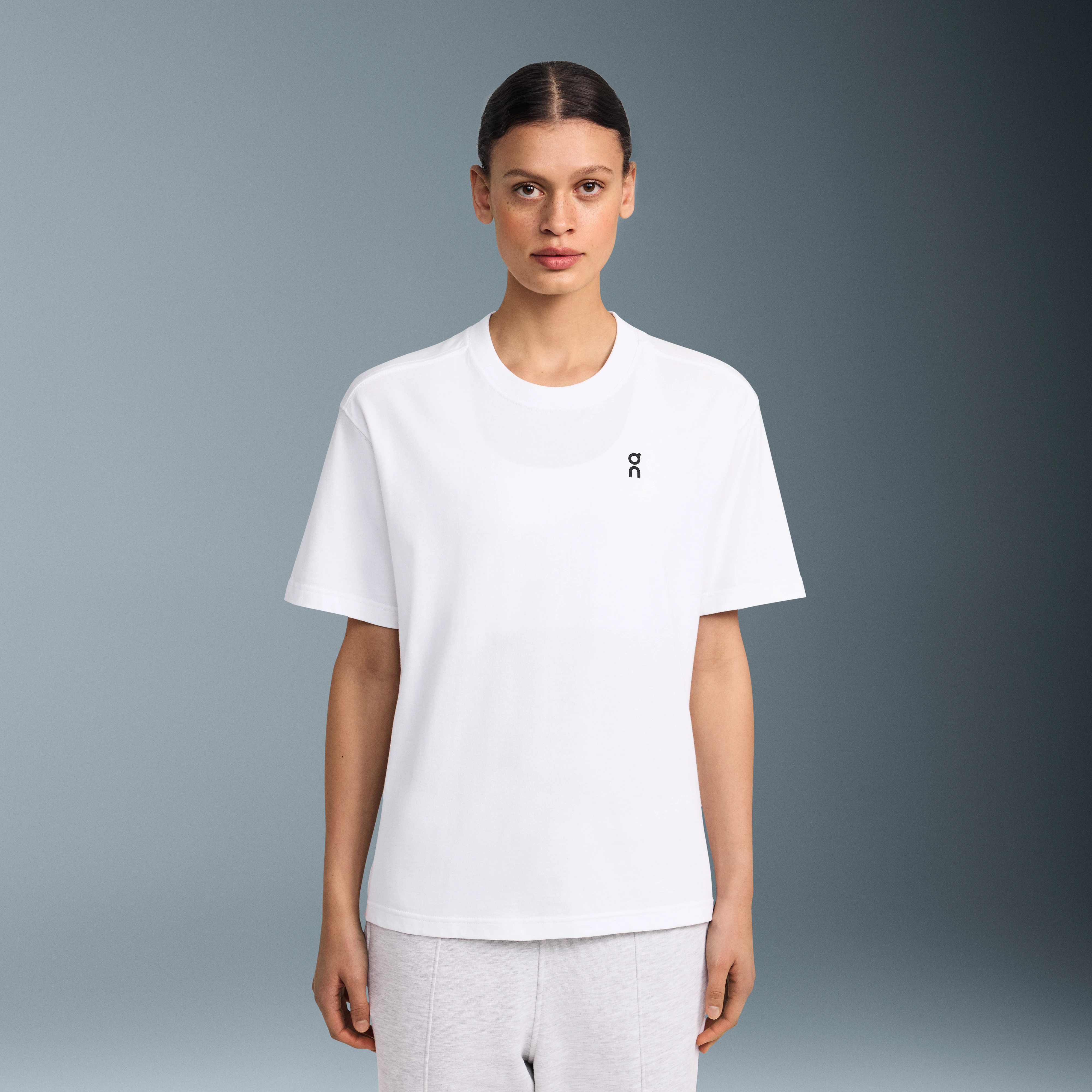 On Club-T Graphic Tennis White Femme – Lifestyle, design inspiré du tennis, vêtements du quotidien Hauts et t-shirts