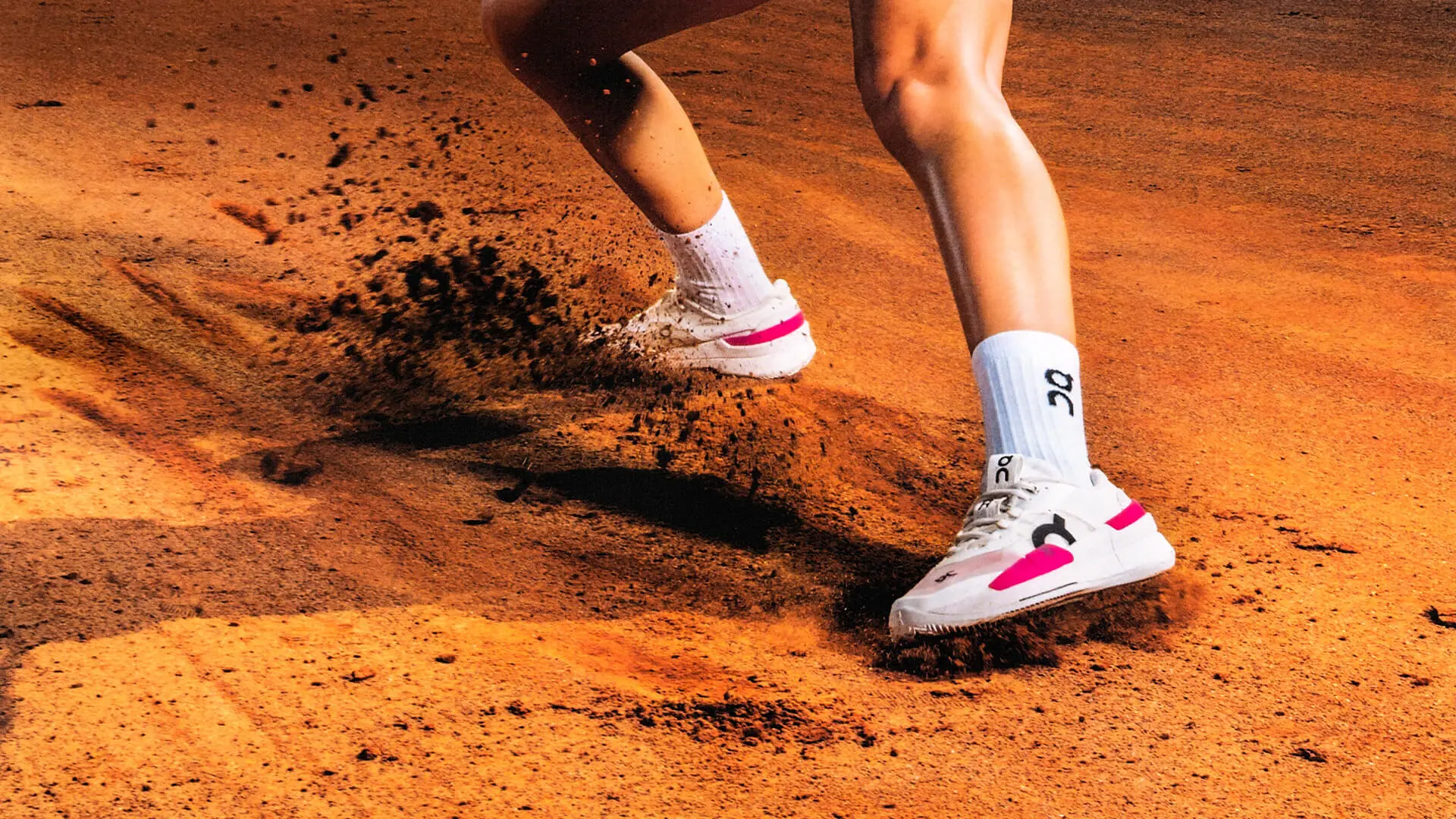 Une personne qui porte les chaussures de tennis THE ROGER Pro 2 Clay et glisse sur les courts.