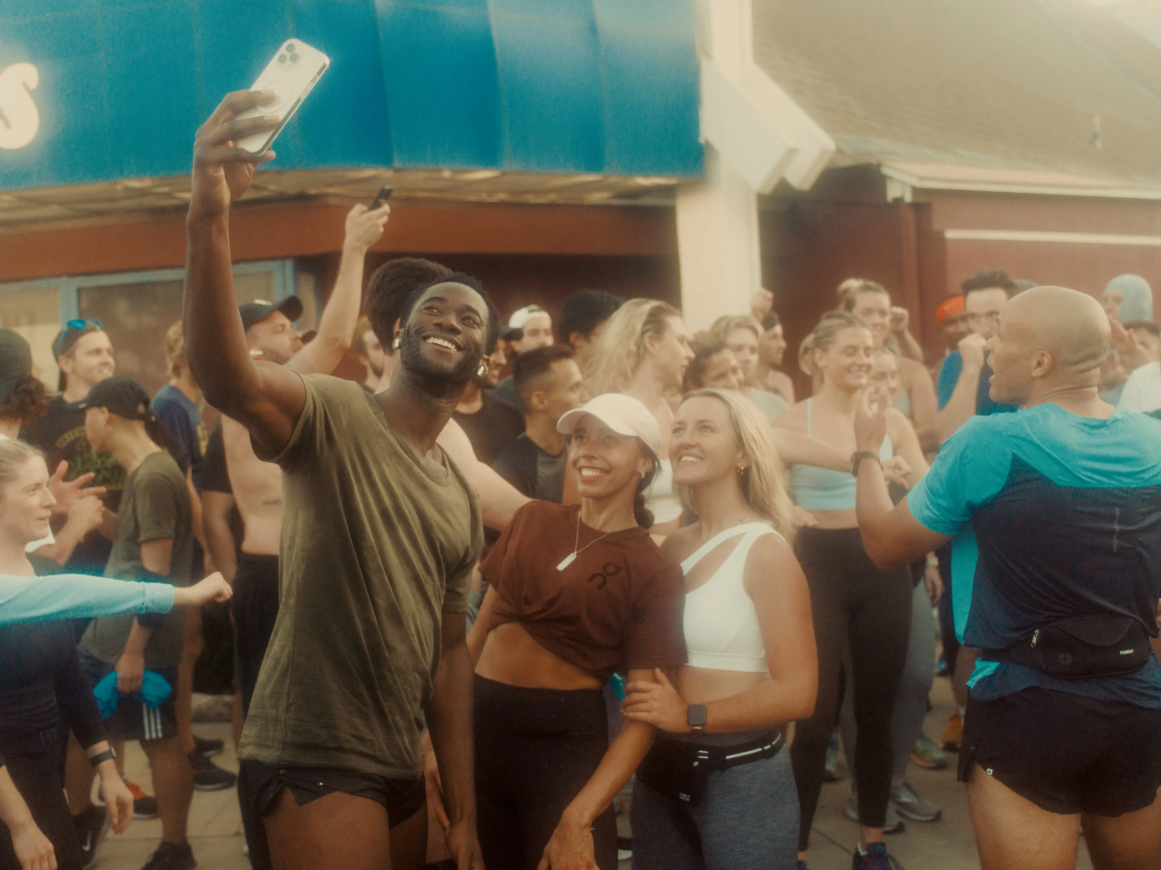 trois runners prennent un selfie