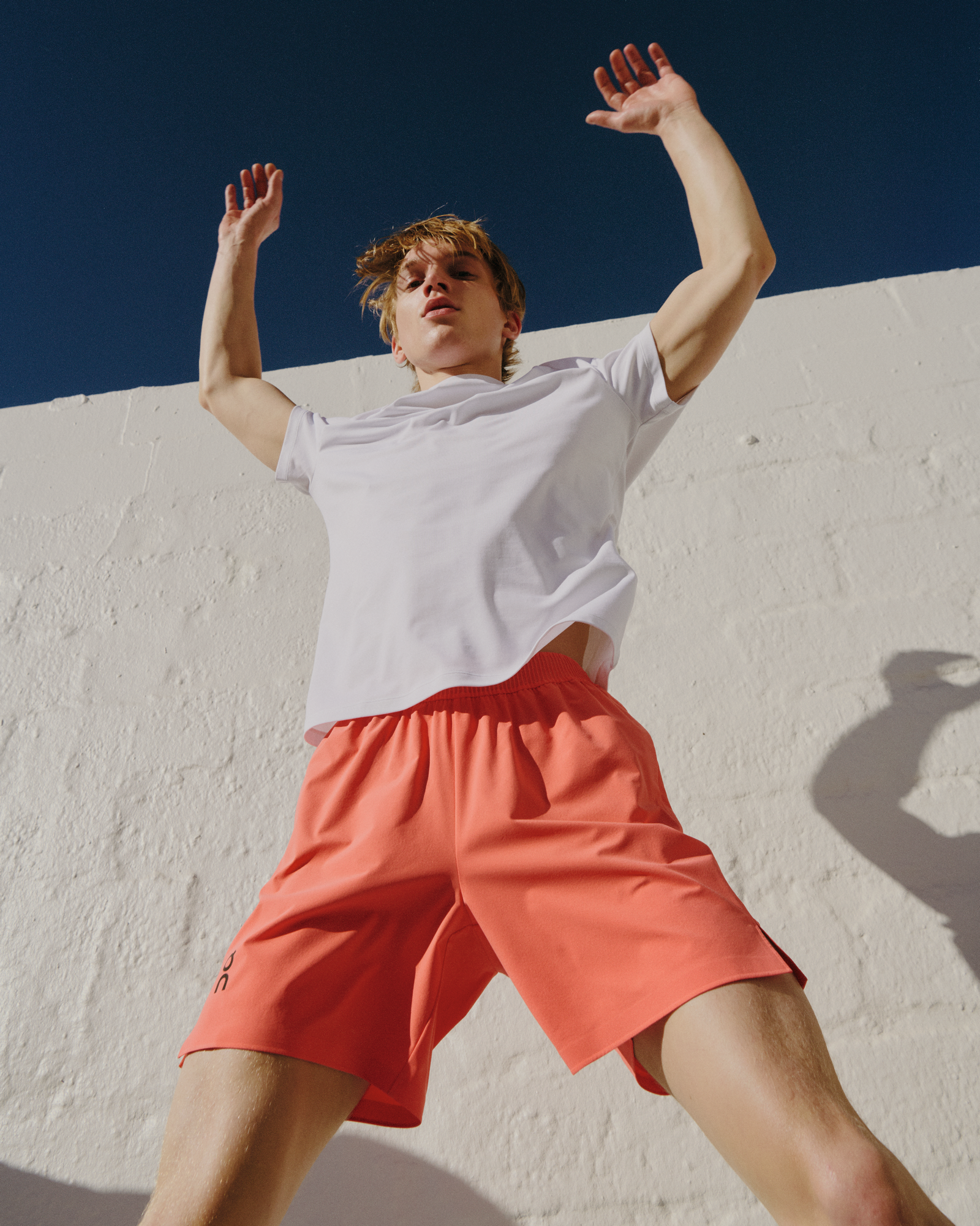 Un homme fait des jumping jacks.