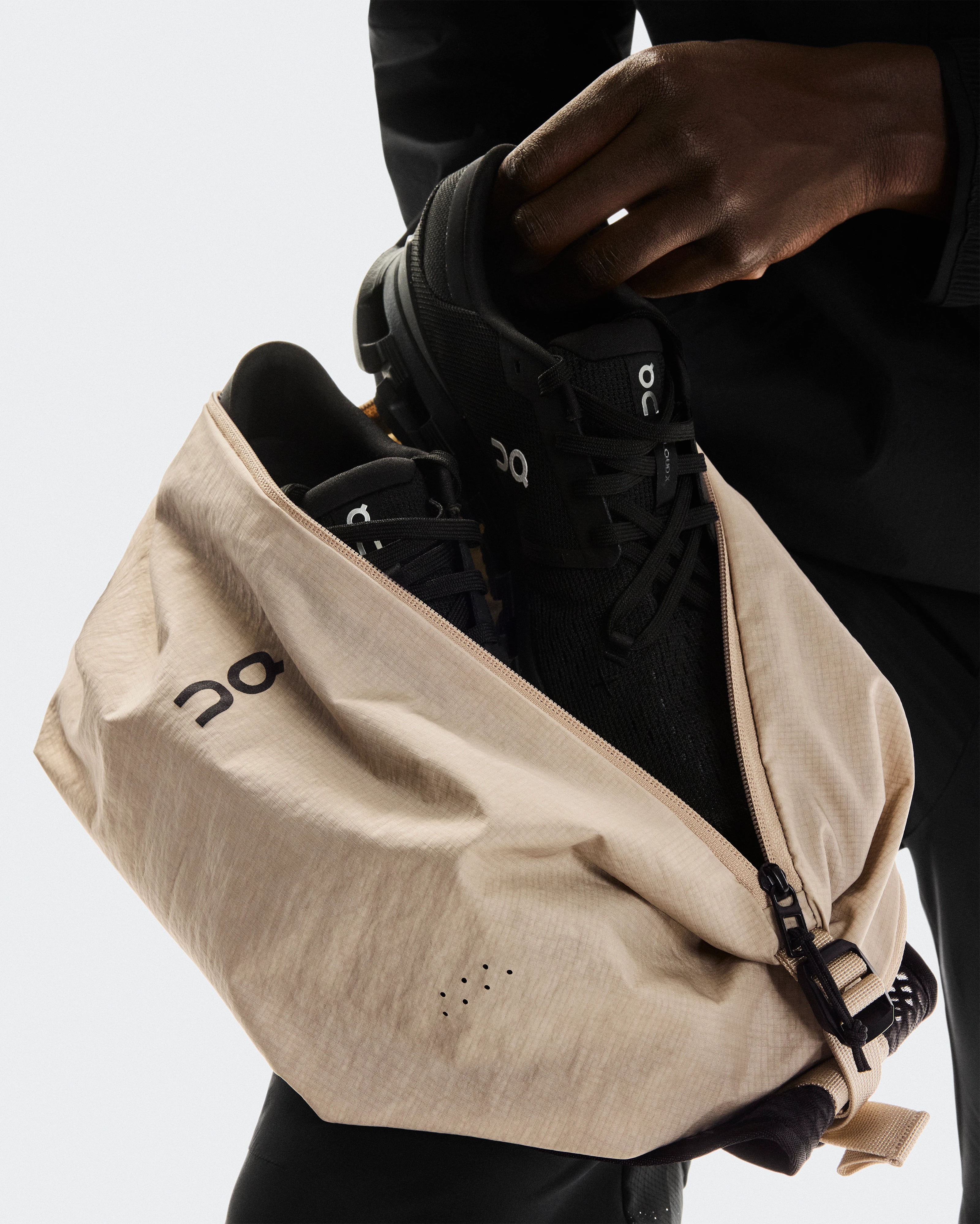 On Sling Pack 9L Sand & Black Unisexe Sacs