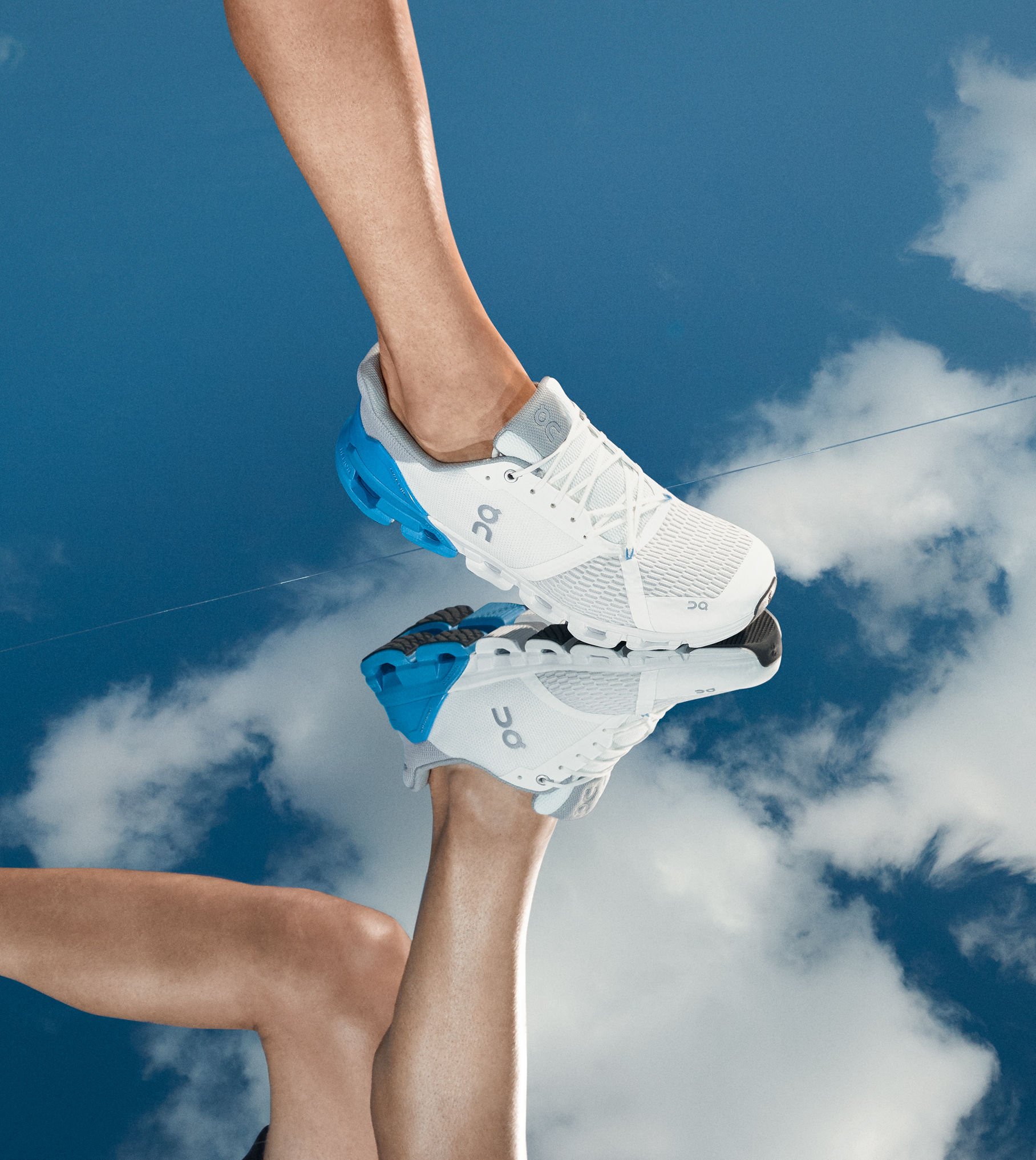 Chaussure sur un fond en miroir avec des nuages  