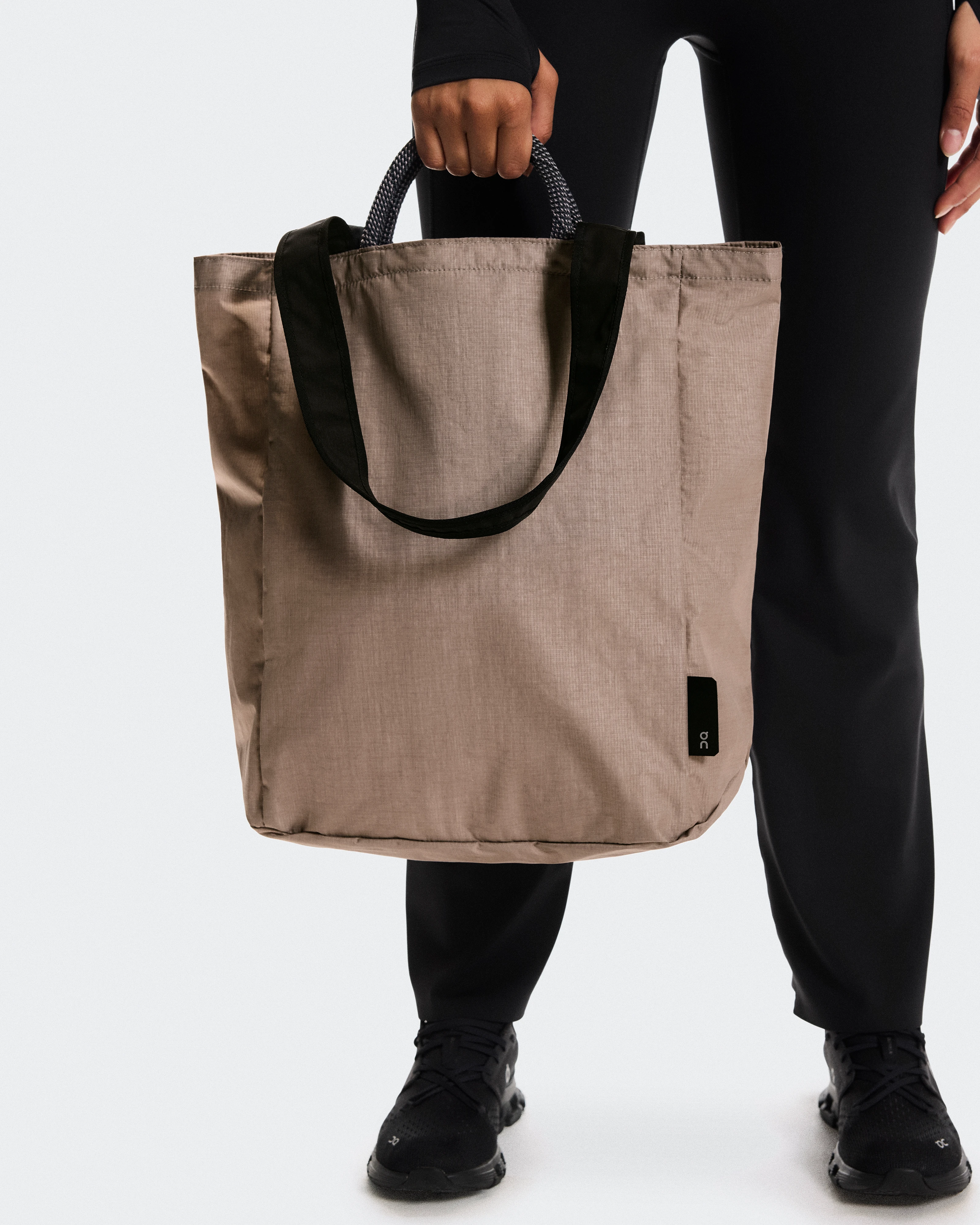 On Tote Pack 25L Cinder & Black Unisexe Sacs