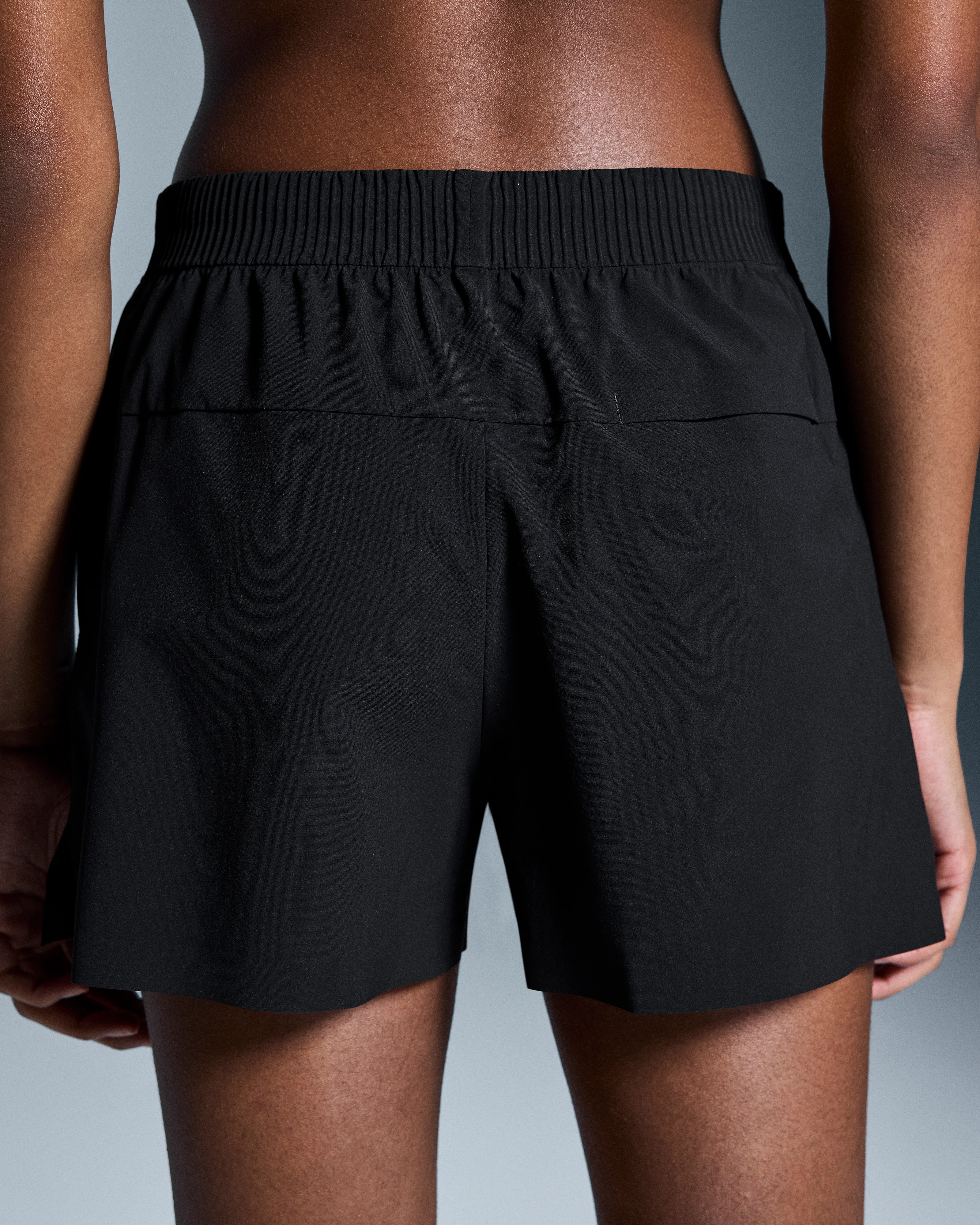 On Focus Shorts Black Femme Shorts