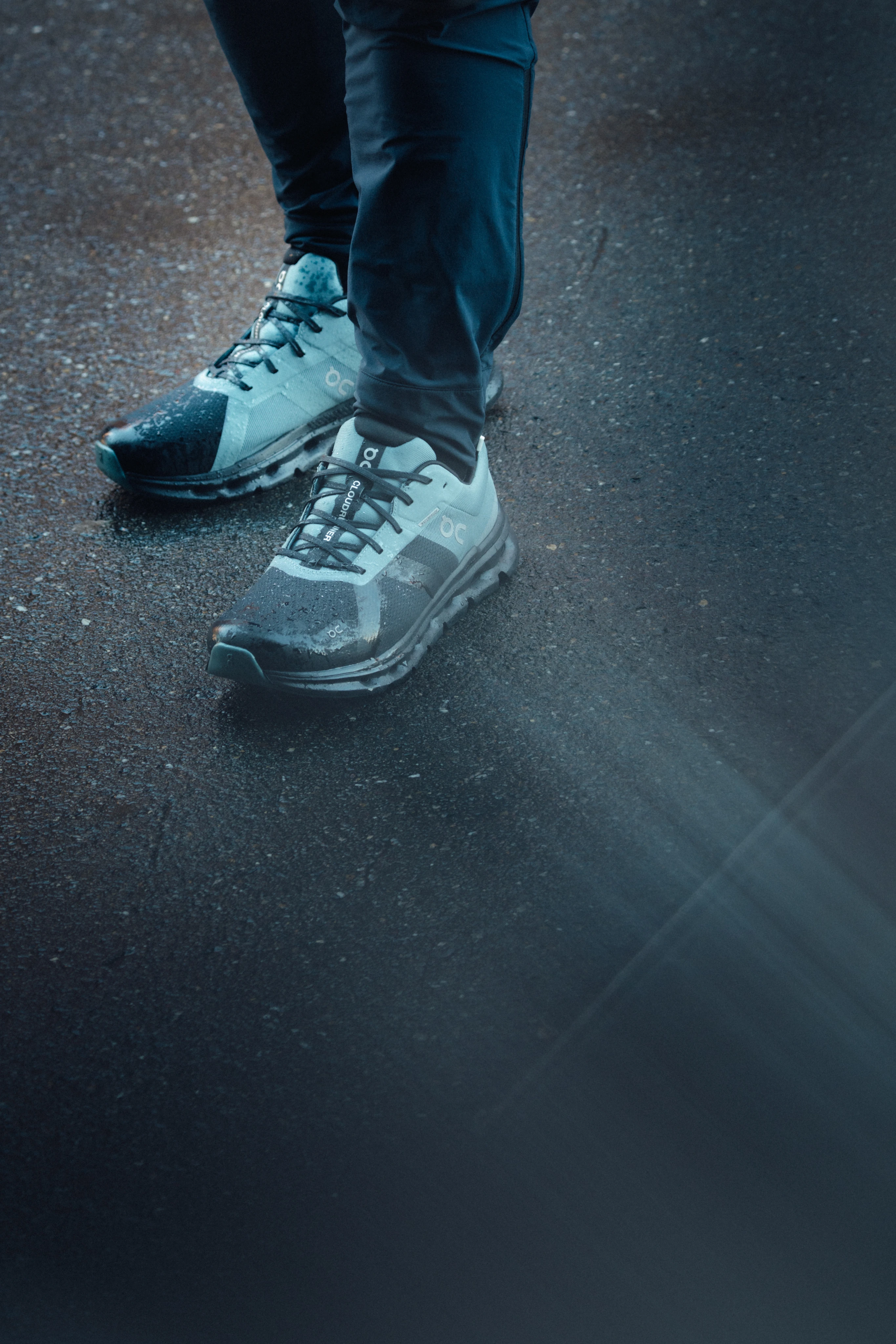 Gros plan sur la Cloudrunner Waterproof en bleu sur le bitume.