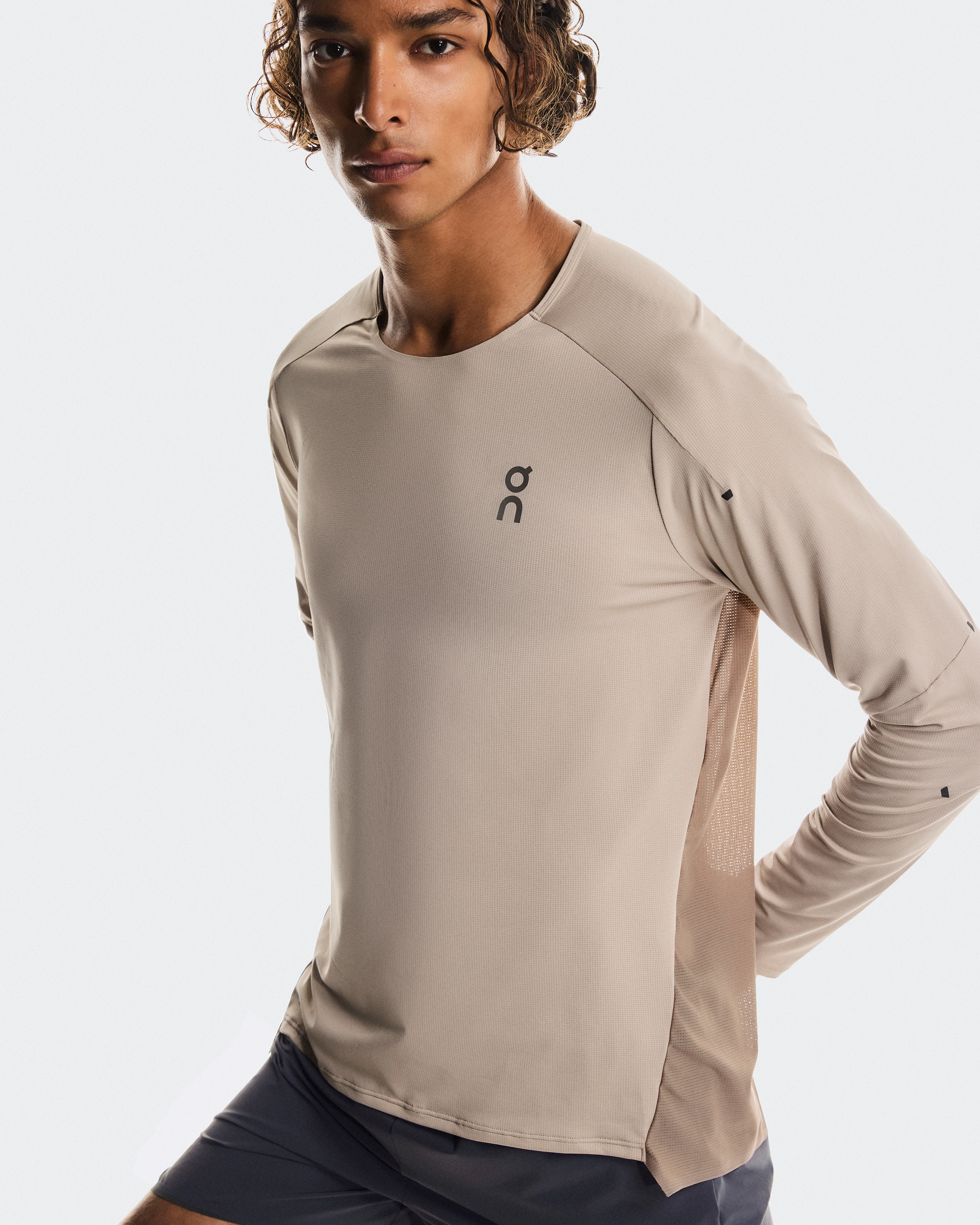 On Performance Long-T Desert & Cinder Homme Hauts et t-shirts