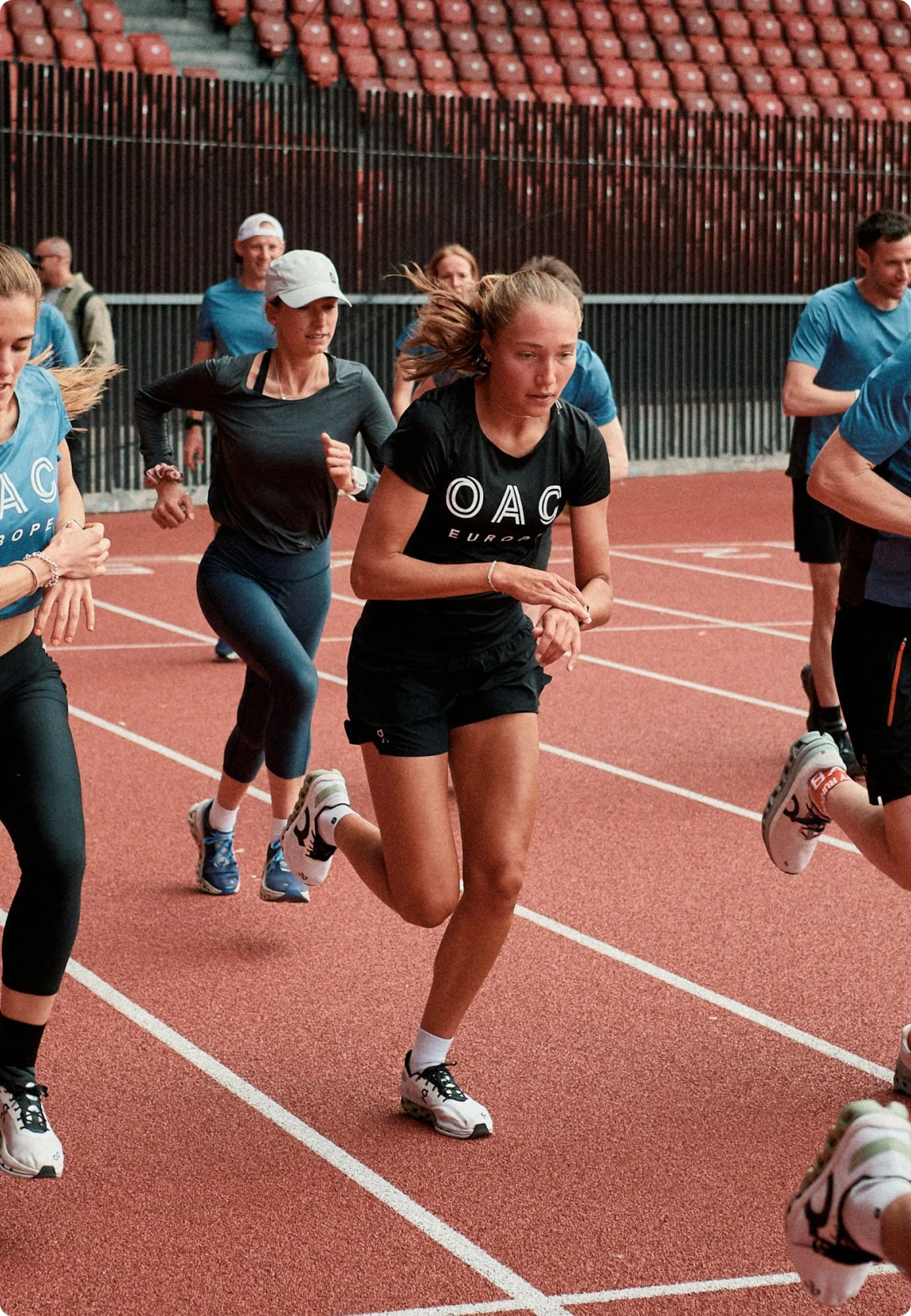 Femme portant un t-shirt OAC parmi un groupe d’autres coureurs