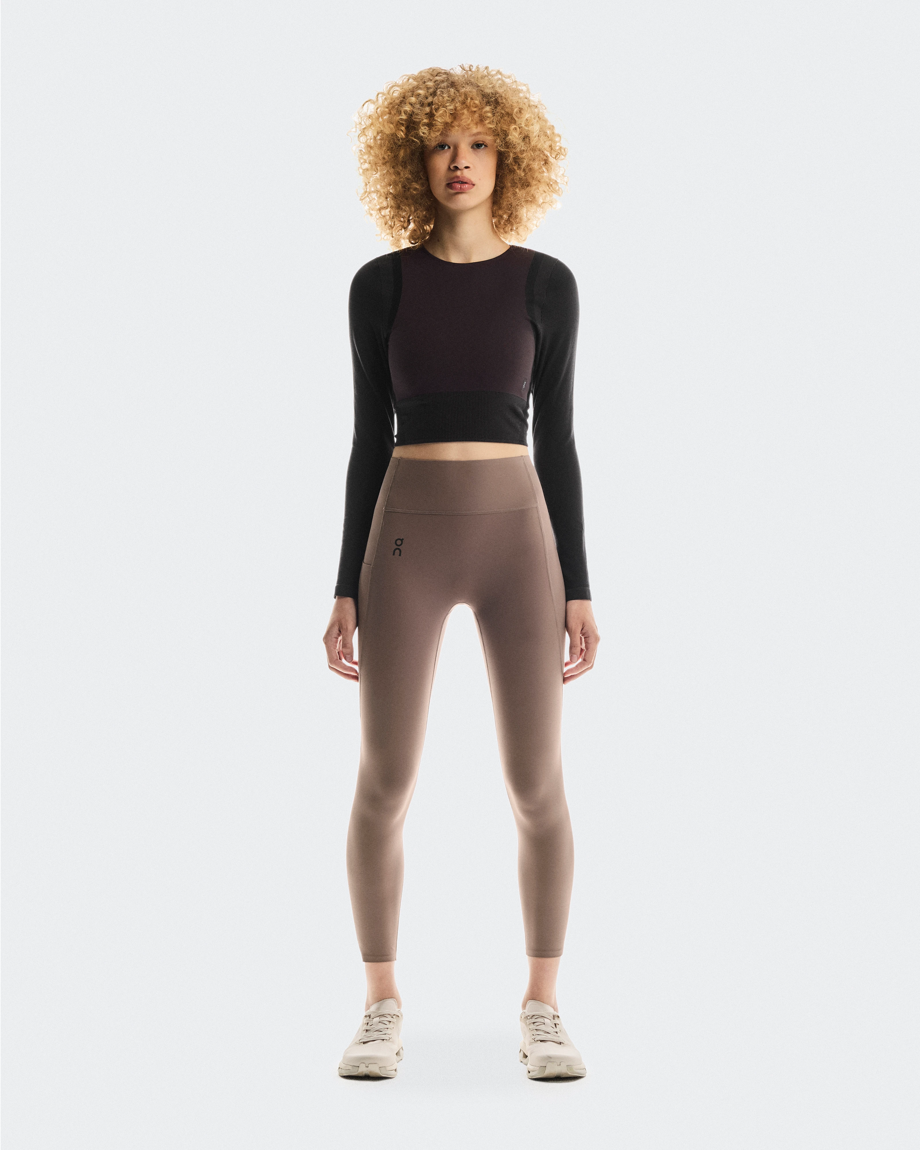 On Studio Knit Long-T Crop Pebble & Black Femme Hauts et t-shirts