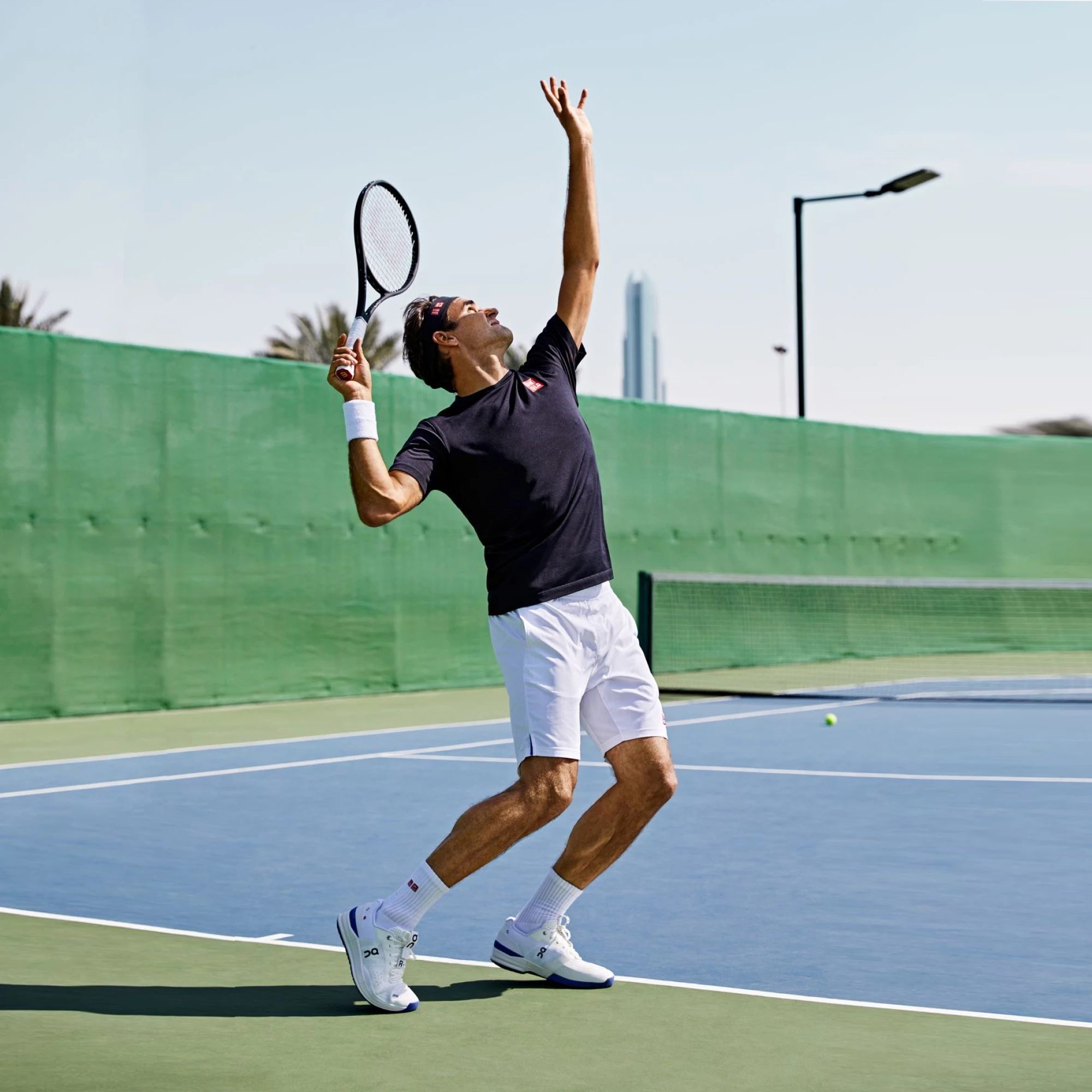 Roger Federer au service dans THE ROGER PRO sur une surface dure. 