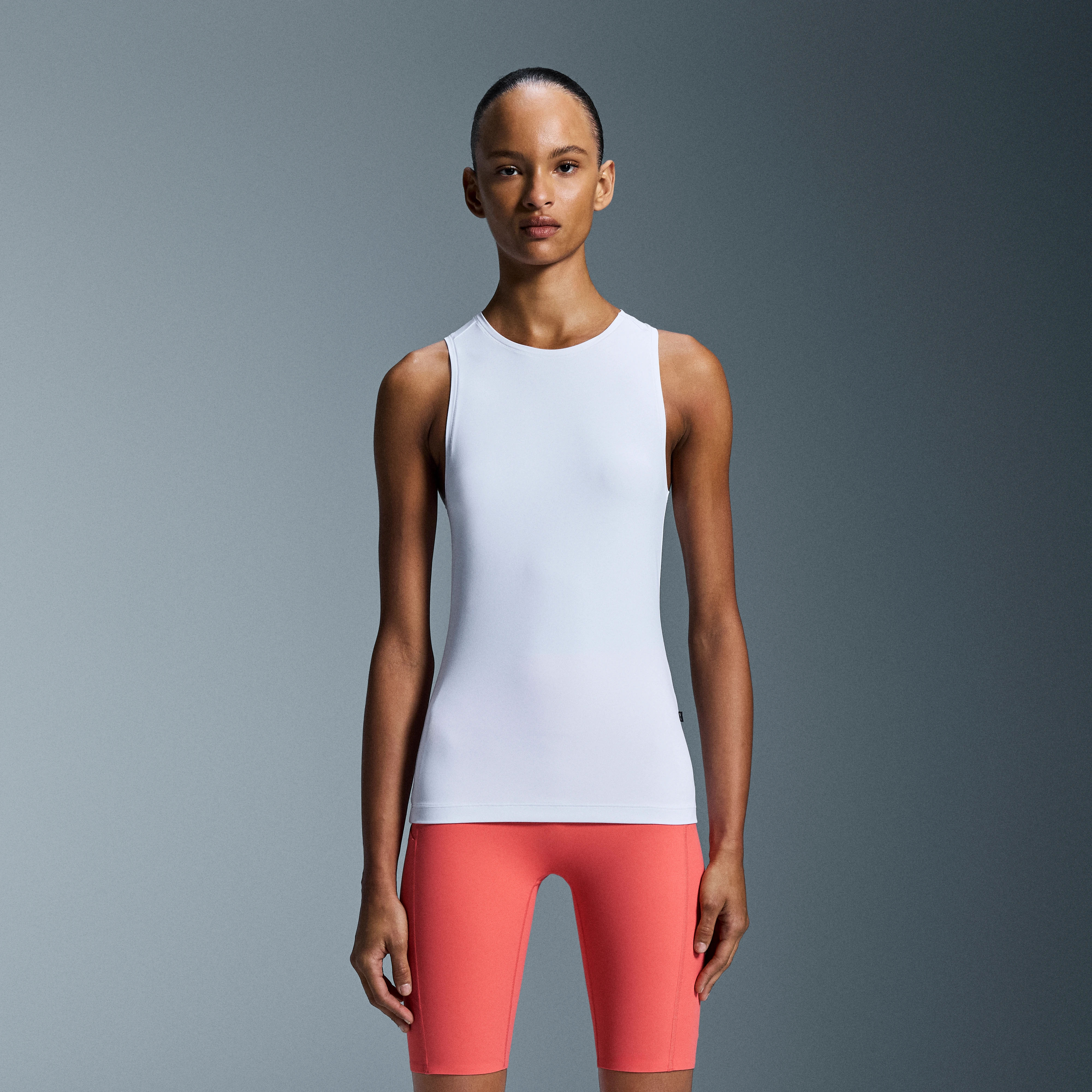On Studio Tank White Femme – Porter quotidien, yoga, training faible intensité Hauts et t-shirts