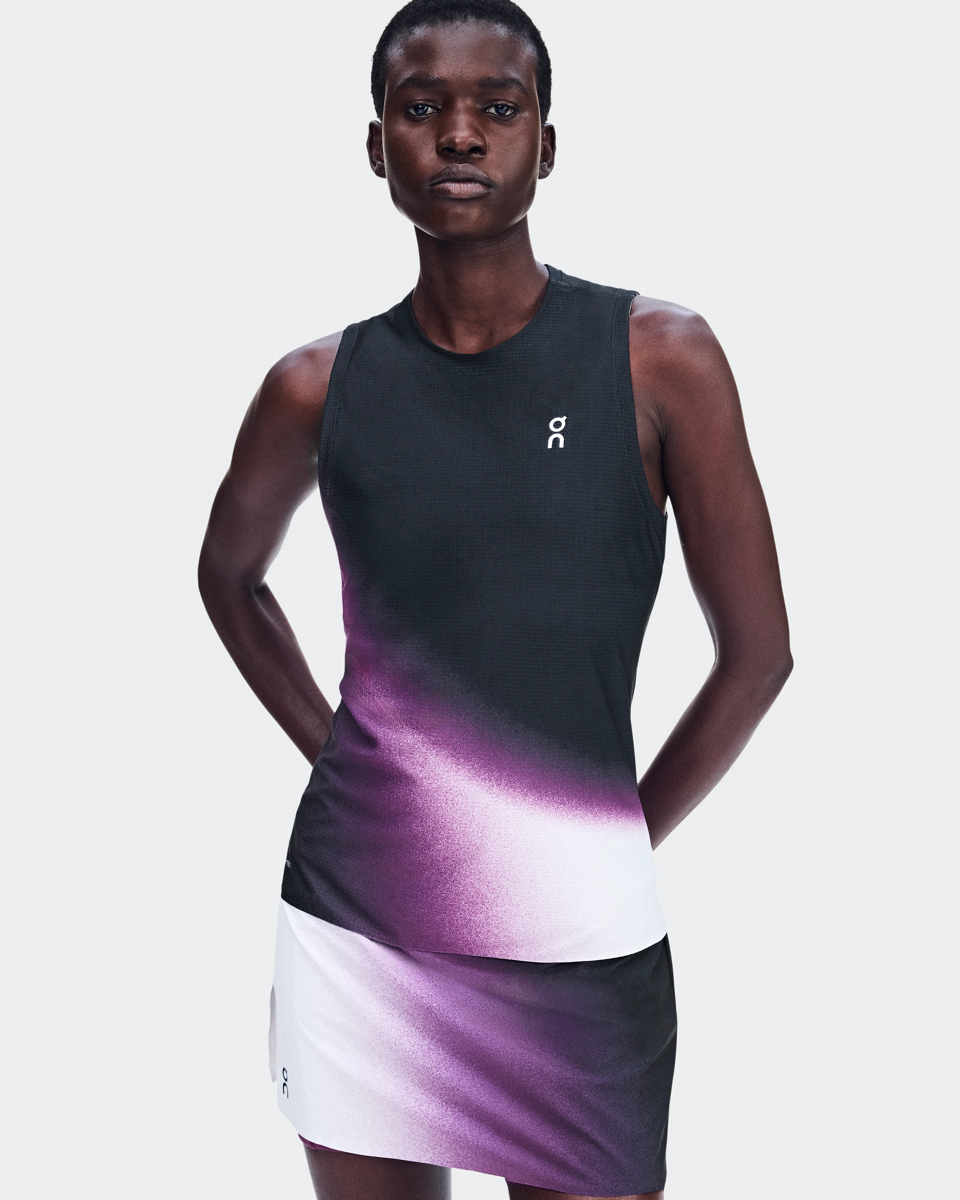 On Court Tank Swing Black & Cassis Femme Hauts et t-shirts