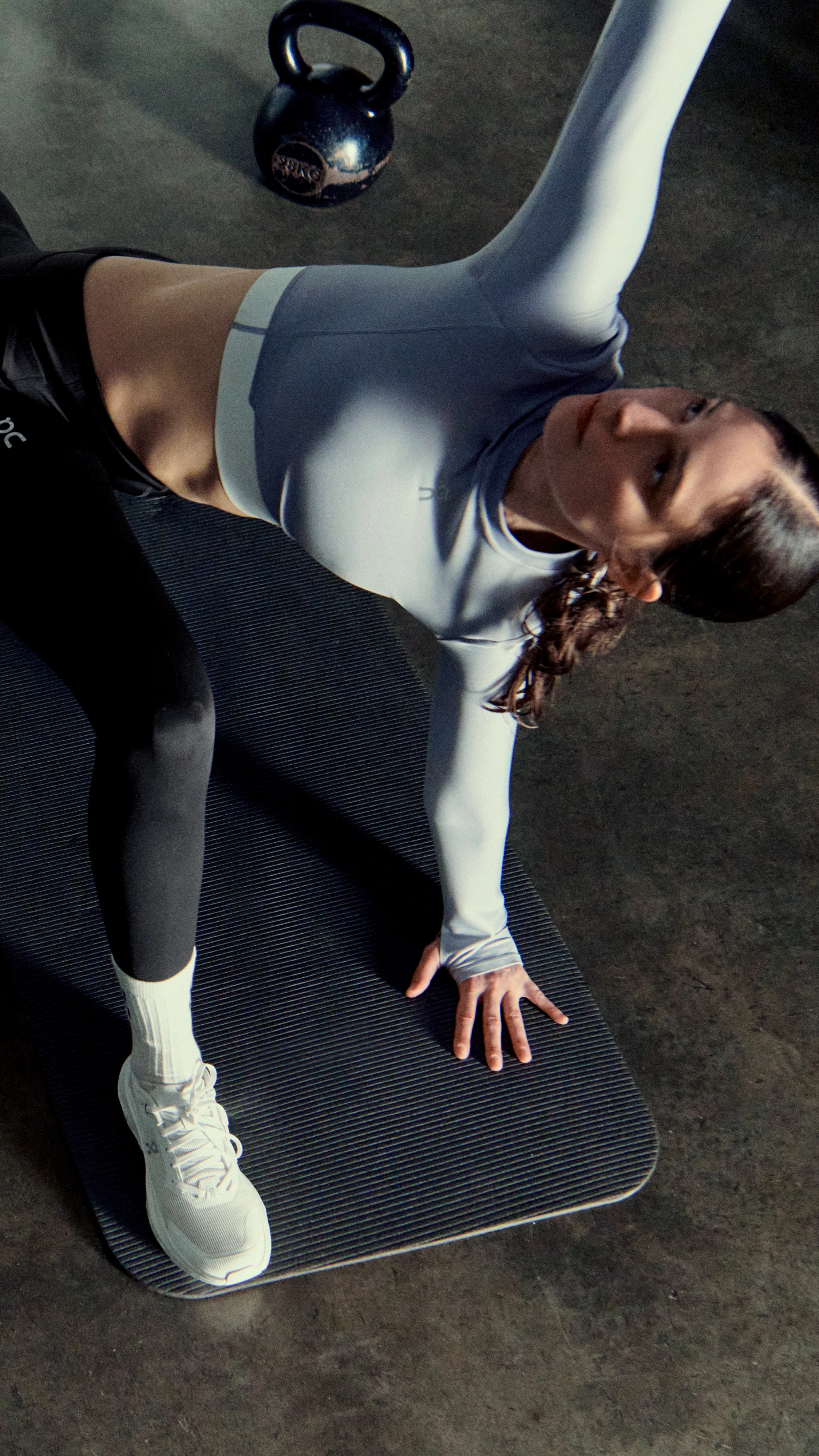 Deux athlètes en pleine séance de HIIT à faible impact