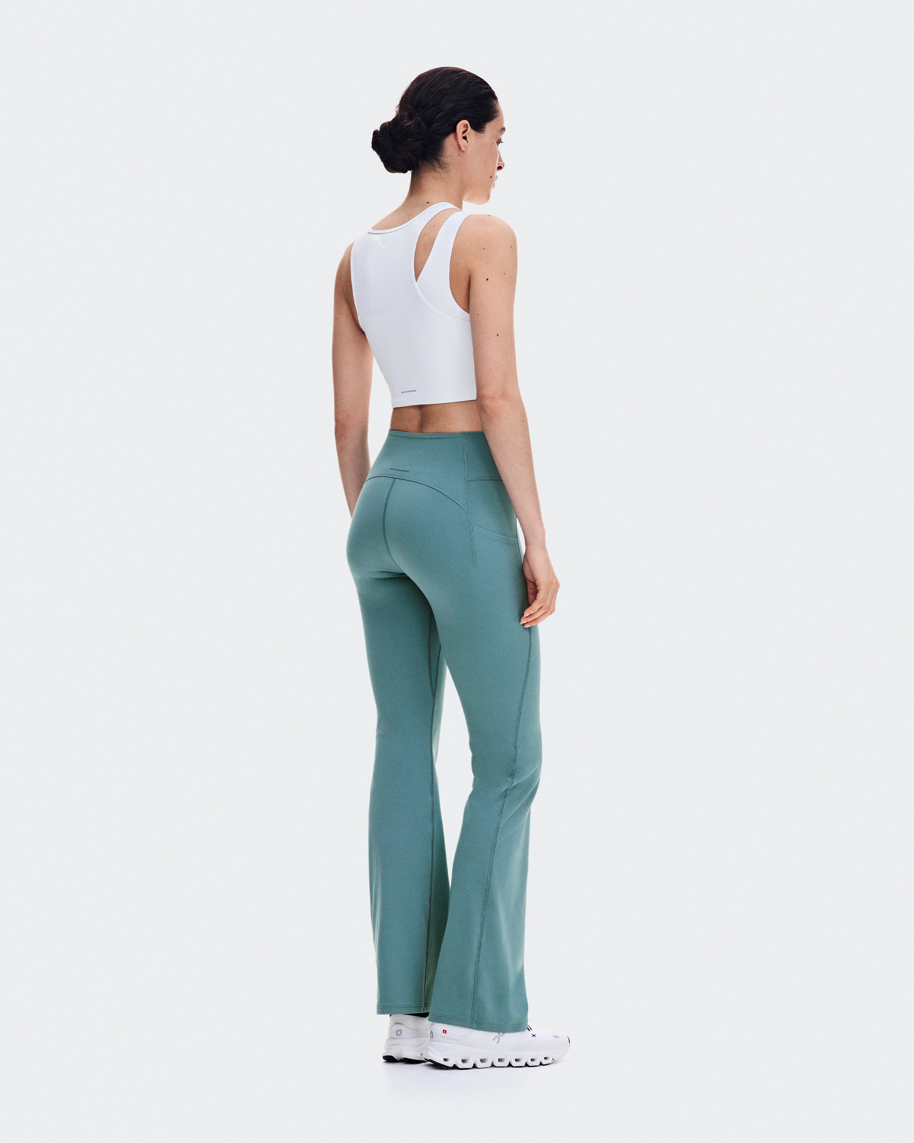 On Studio Asymmetric Crop White Femme Hauts et t-shirts