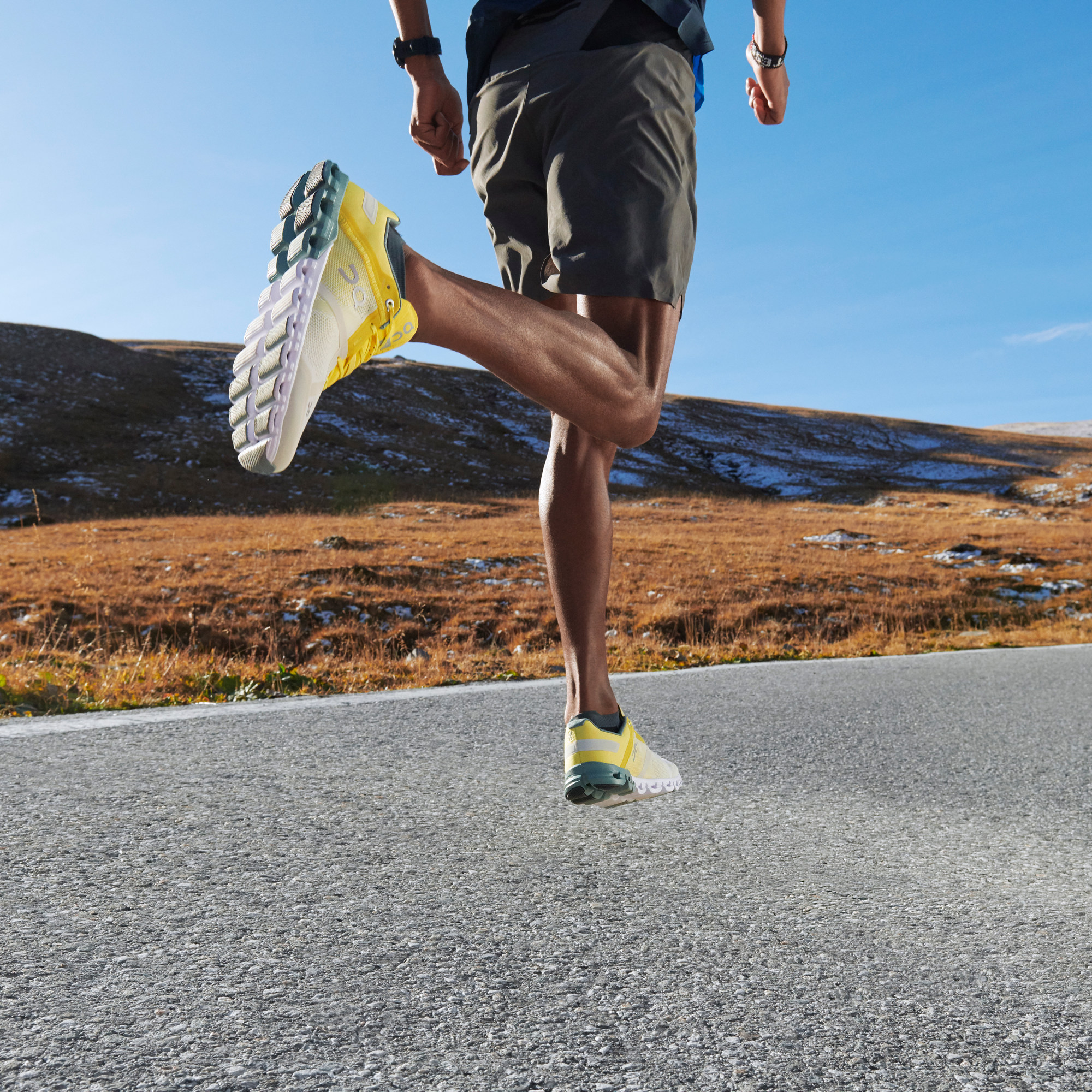Un runner en pleine foulées sur une route