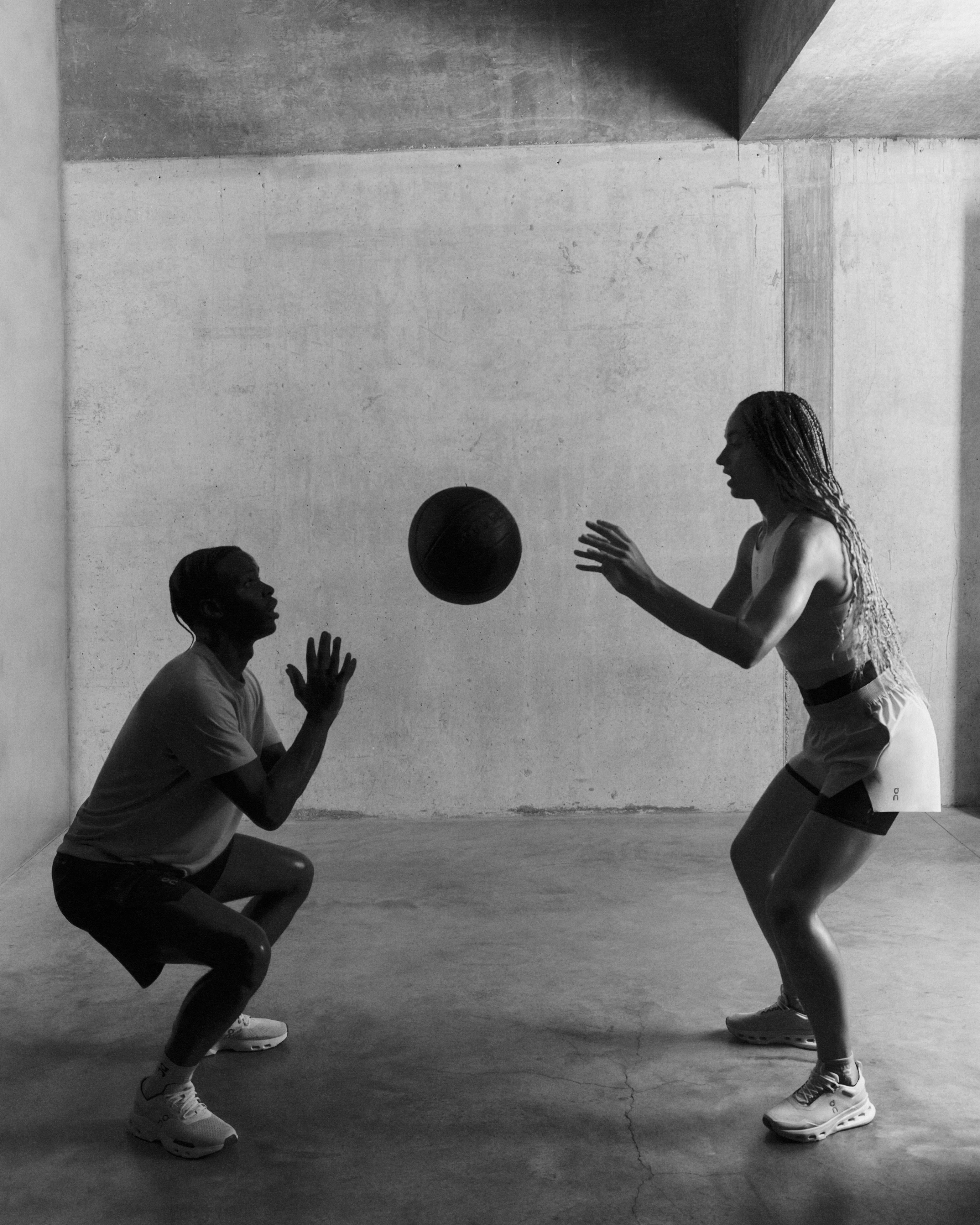 Deux athlètes lancent des medicine balls. 