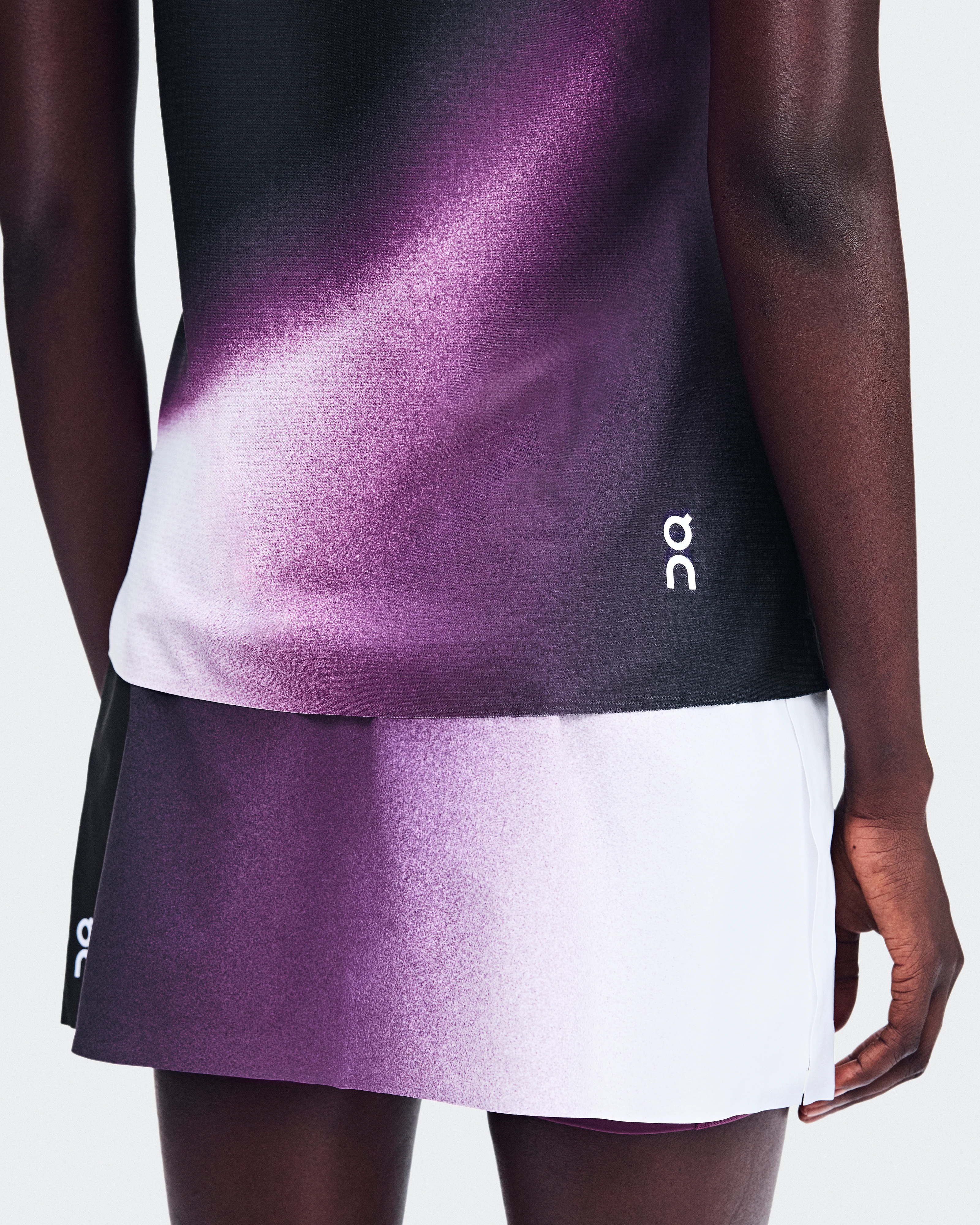 On Court Tank Swing Black & Cassis Femme Hauts et t-shirts