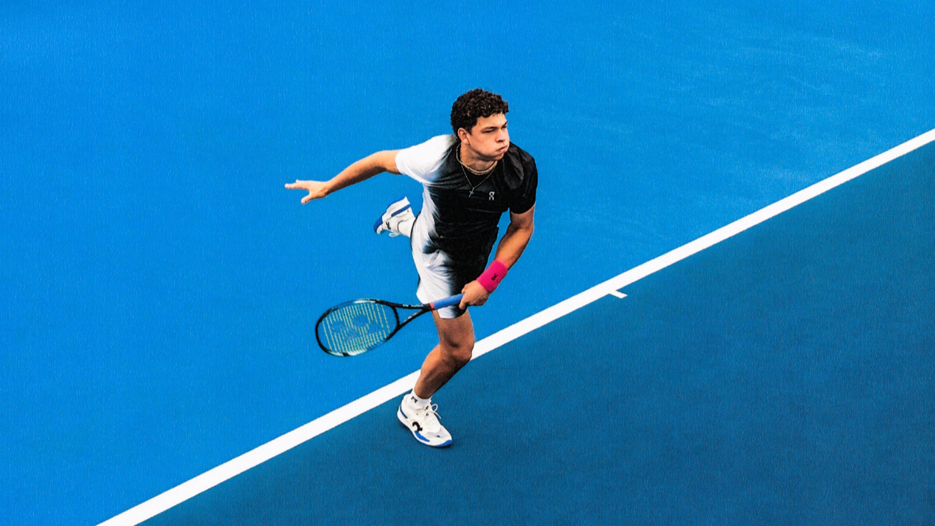Ben Shelton accompagne son coup droit au tennis. 