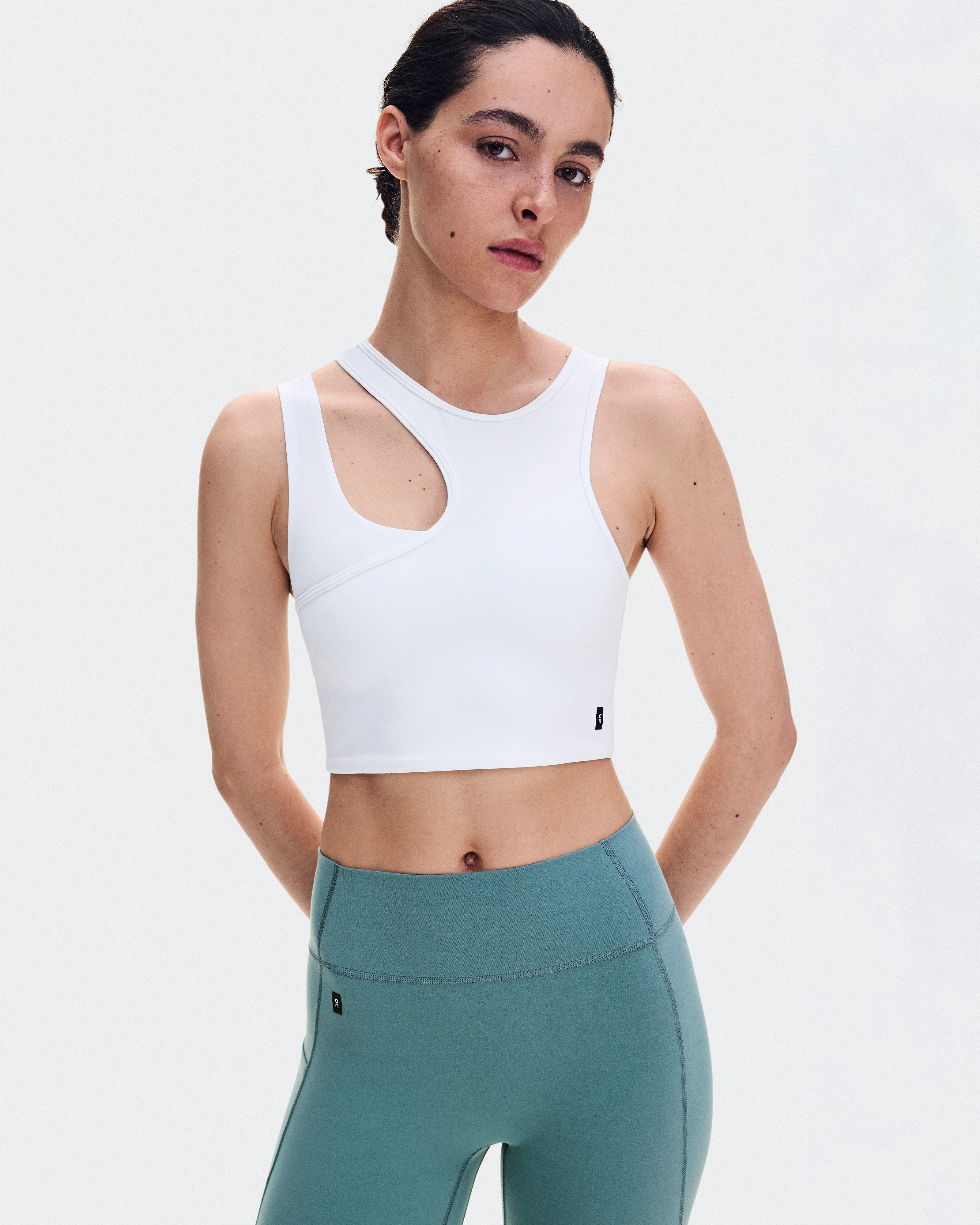 On Studio Asymmetric Crop White Femme Hauts et t-shirts