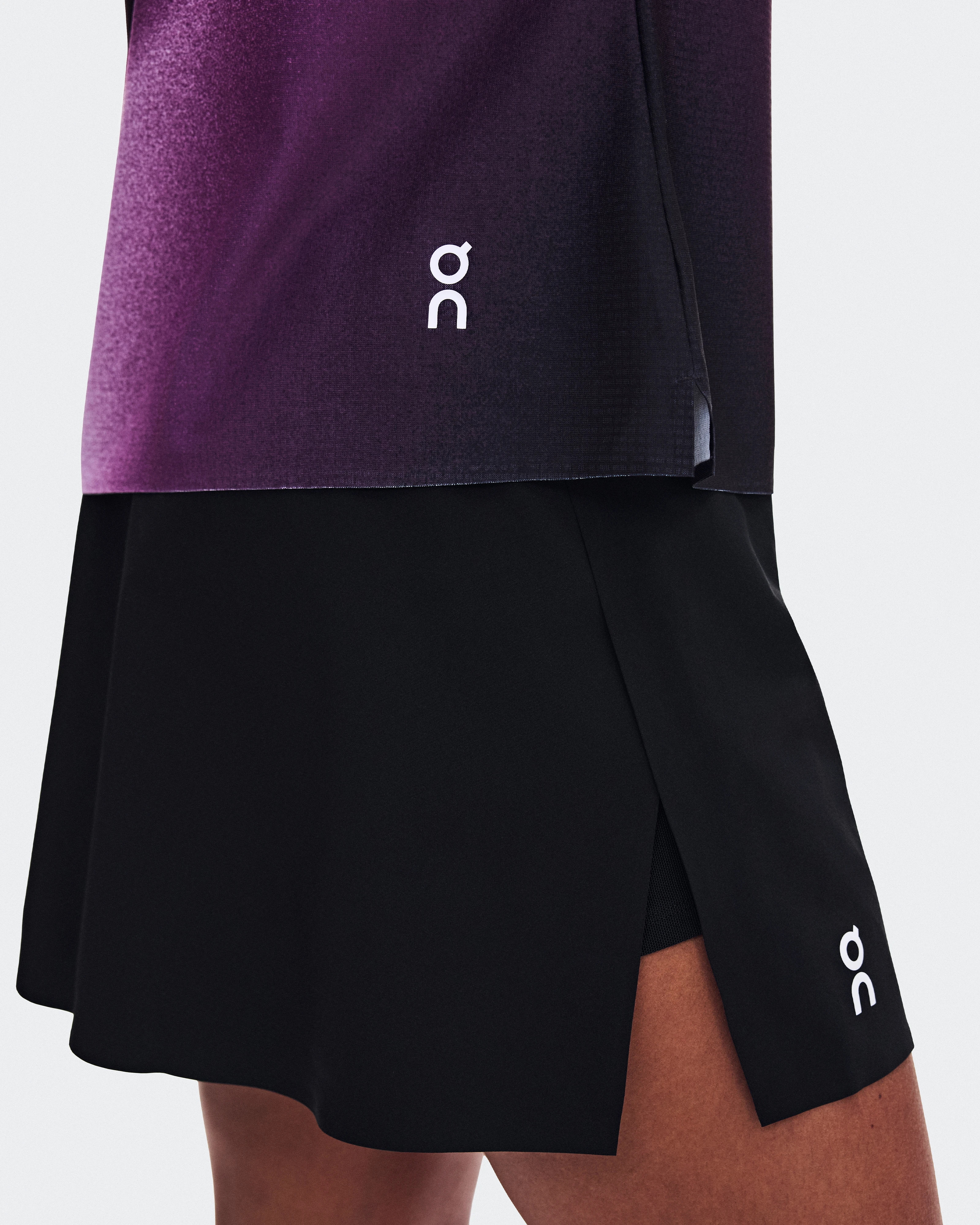On Court-T Swing Black & Cassis Femme Hauts et t-shirts
