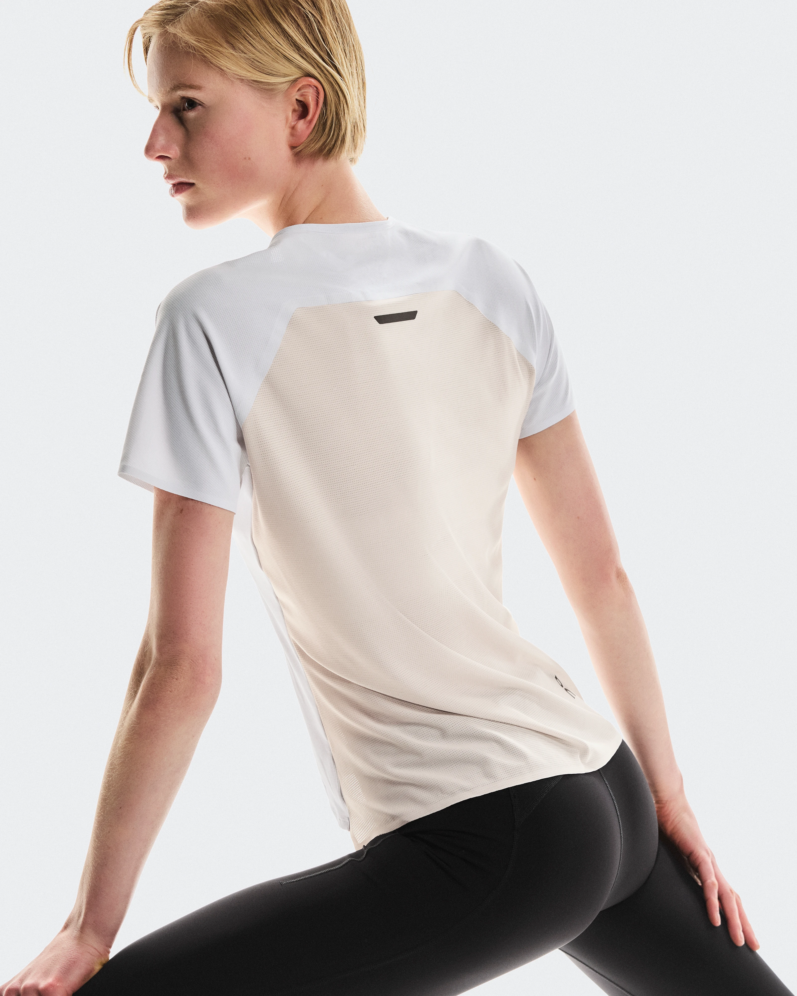On Performance-T White & Silver Femme Hauts et t-shirts