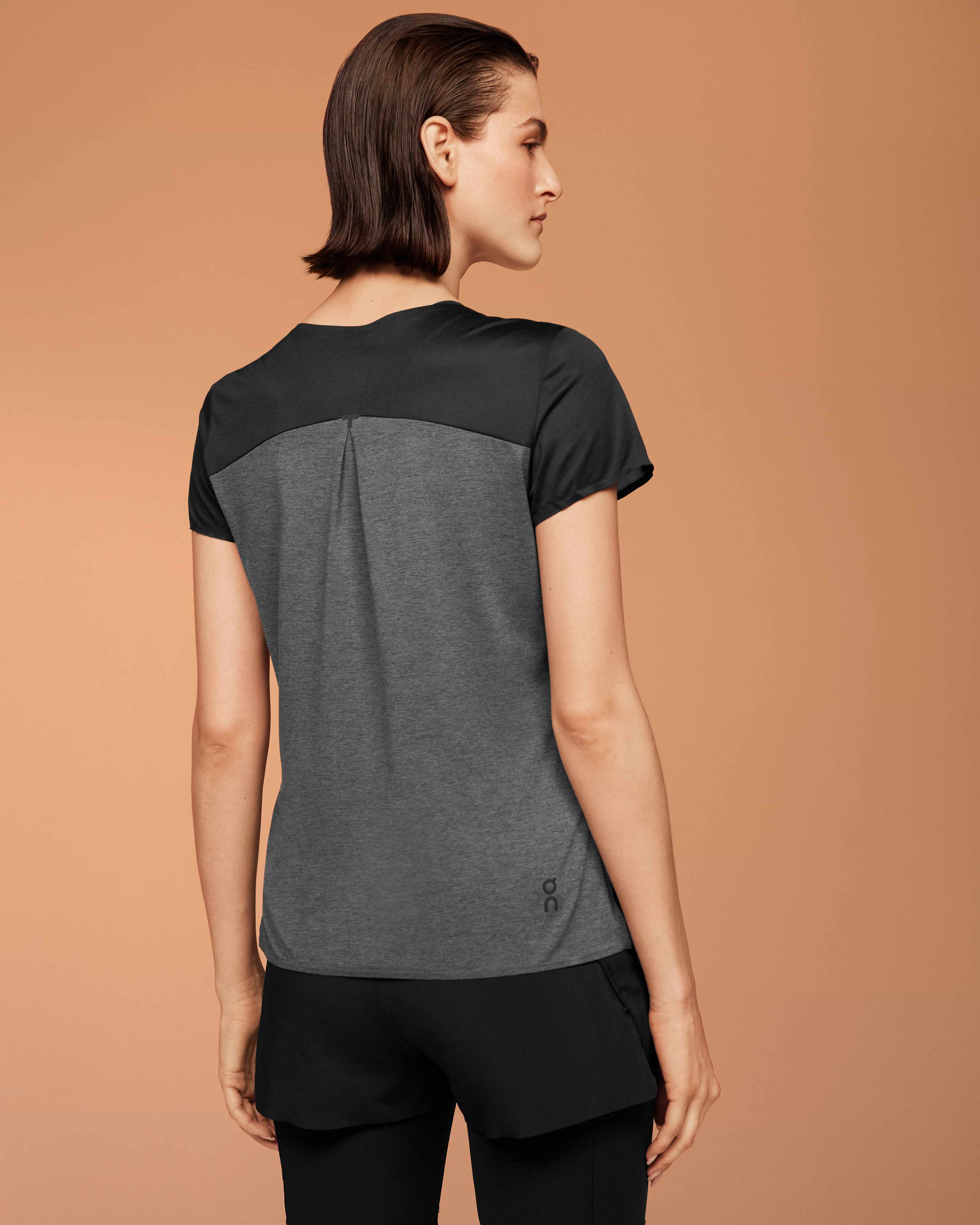 On Performance-T Black & Dark Femme Hauts et t-shirts