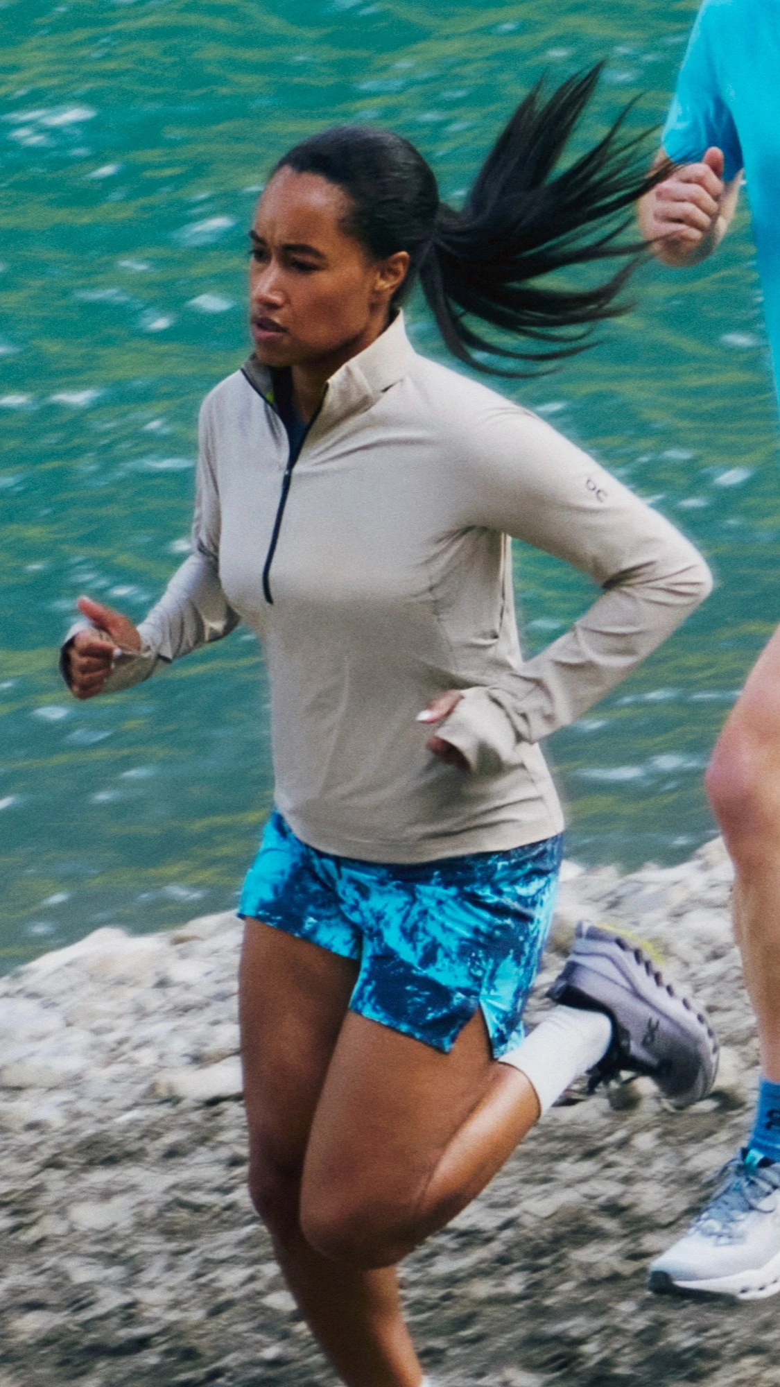 Deux runners longeant un cours d’eau.