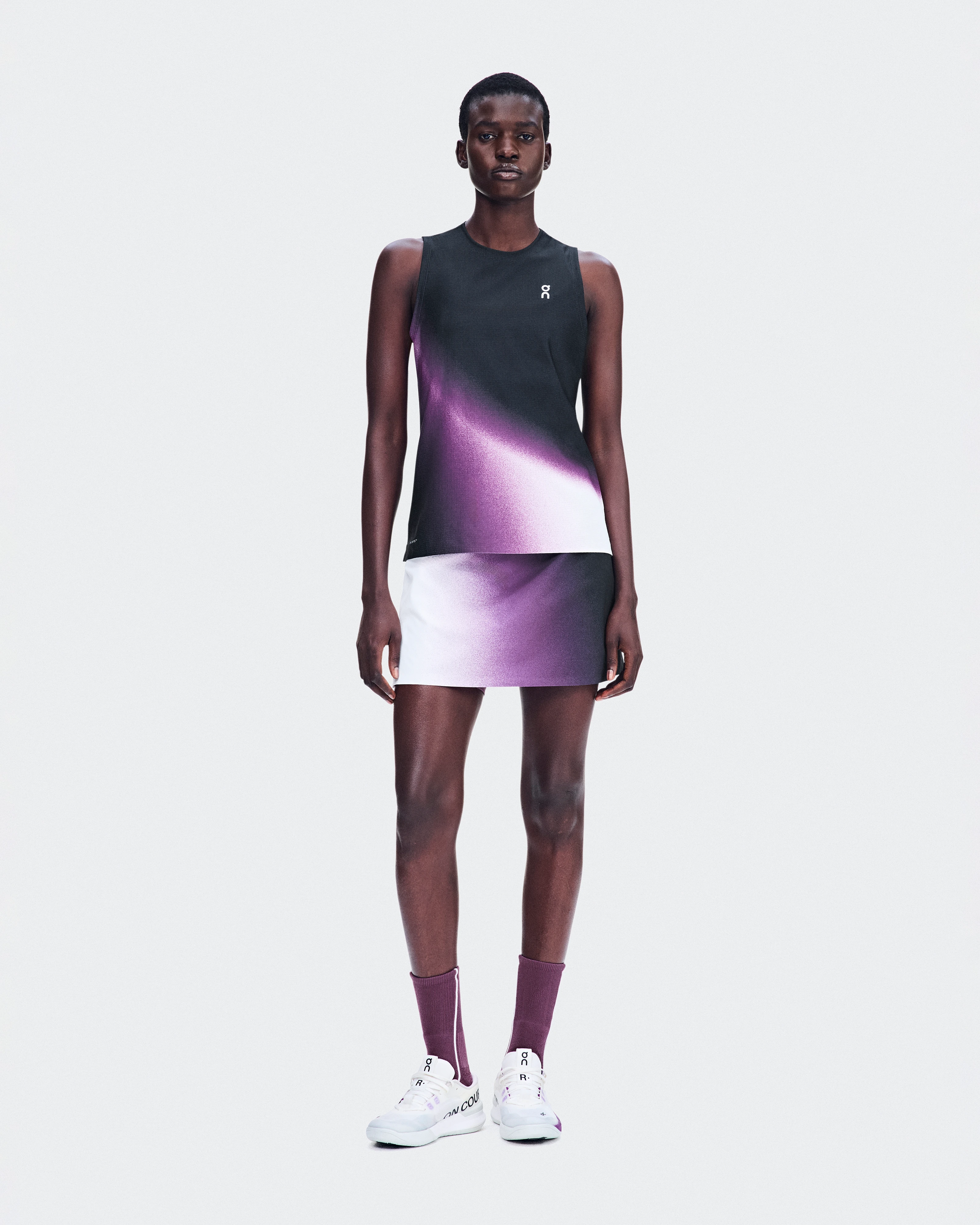 On Court Tank Swing Black & Cassis Femme Hauts et t-shirts