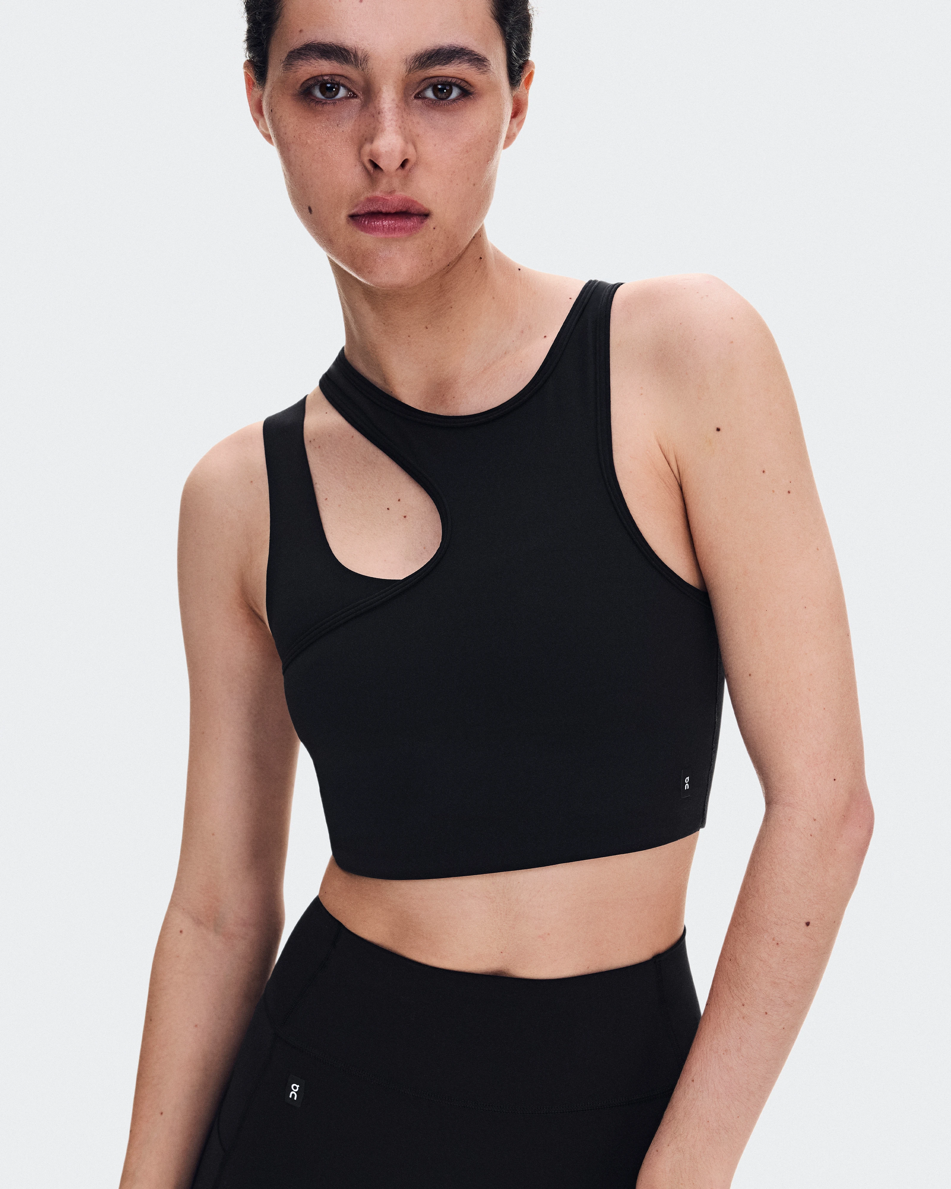 On Studio Asymmetric Crop Black Femme Hauts et t-shirts